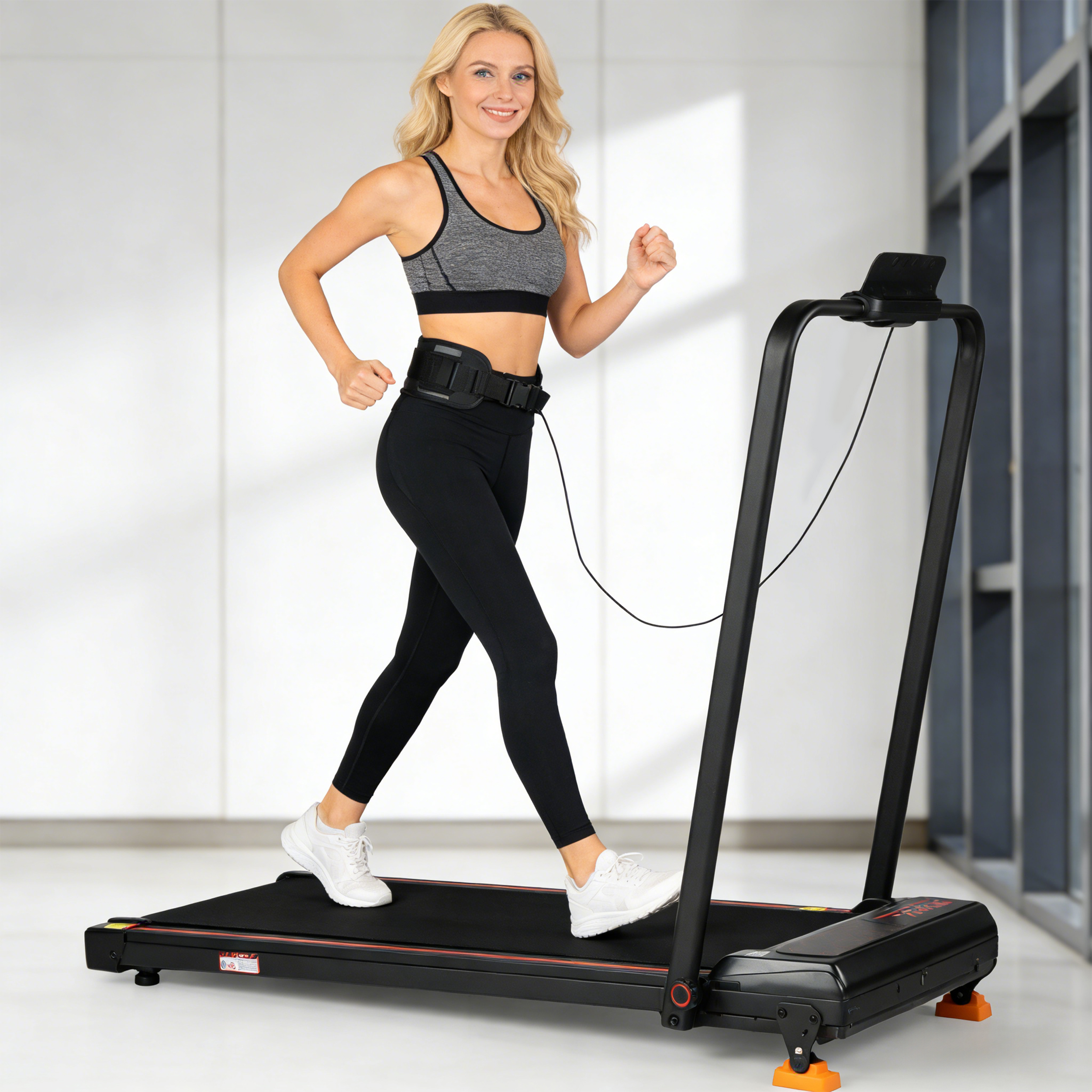 Eine Frau in Sportkleidung läuft auf einem Laufband in einem hellen Raum.