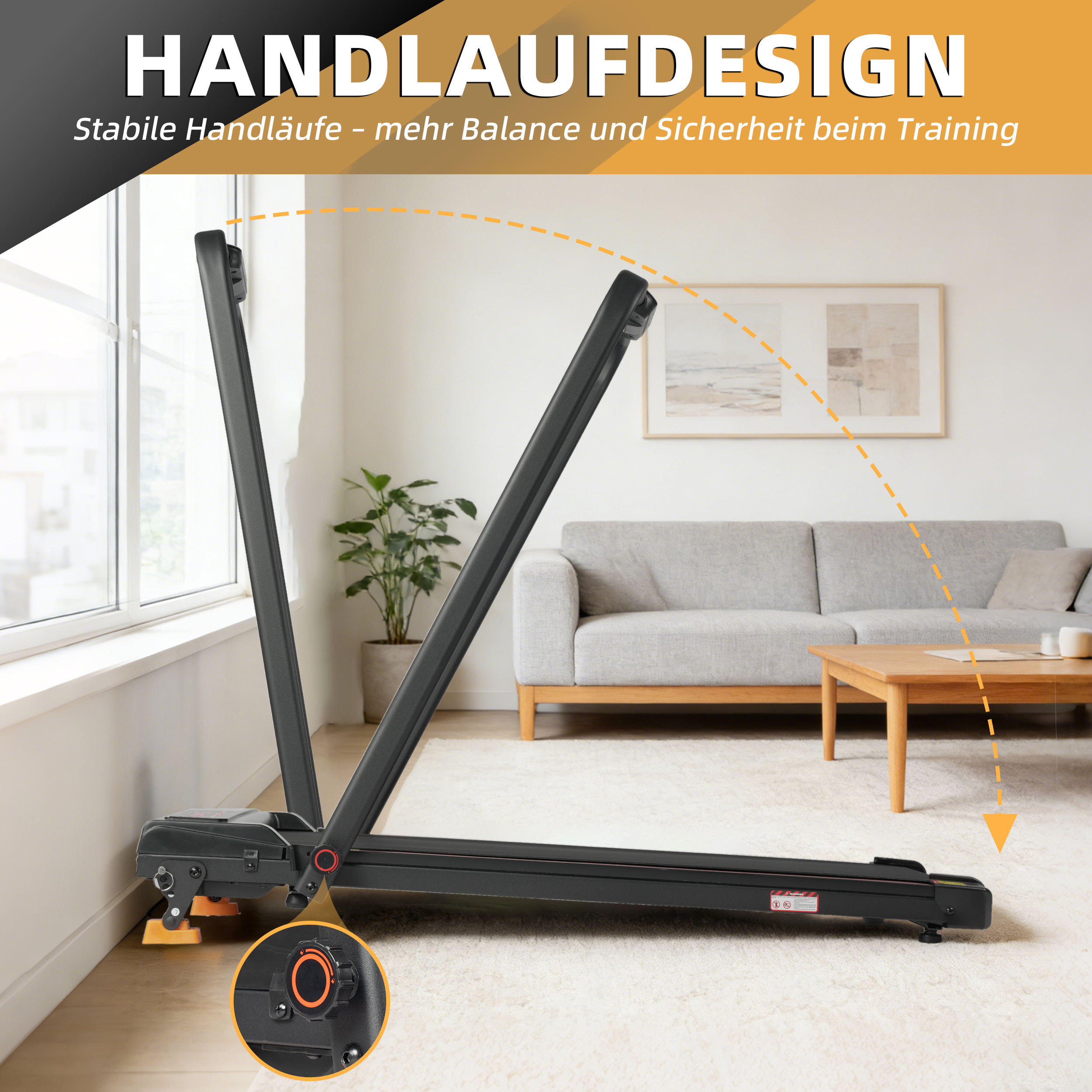 Ein schwarzes Laufband steht in einem Wohnzimmer mit Sofa und Couchtisch.