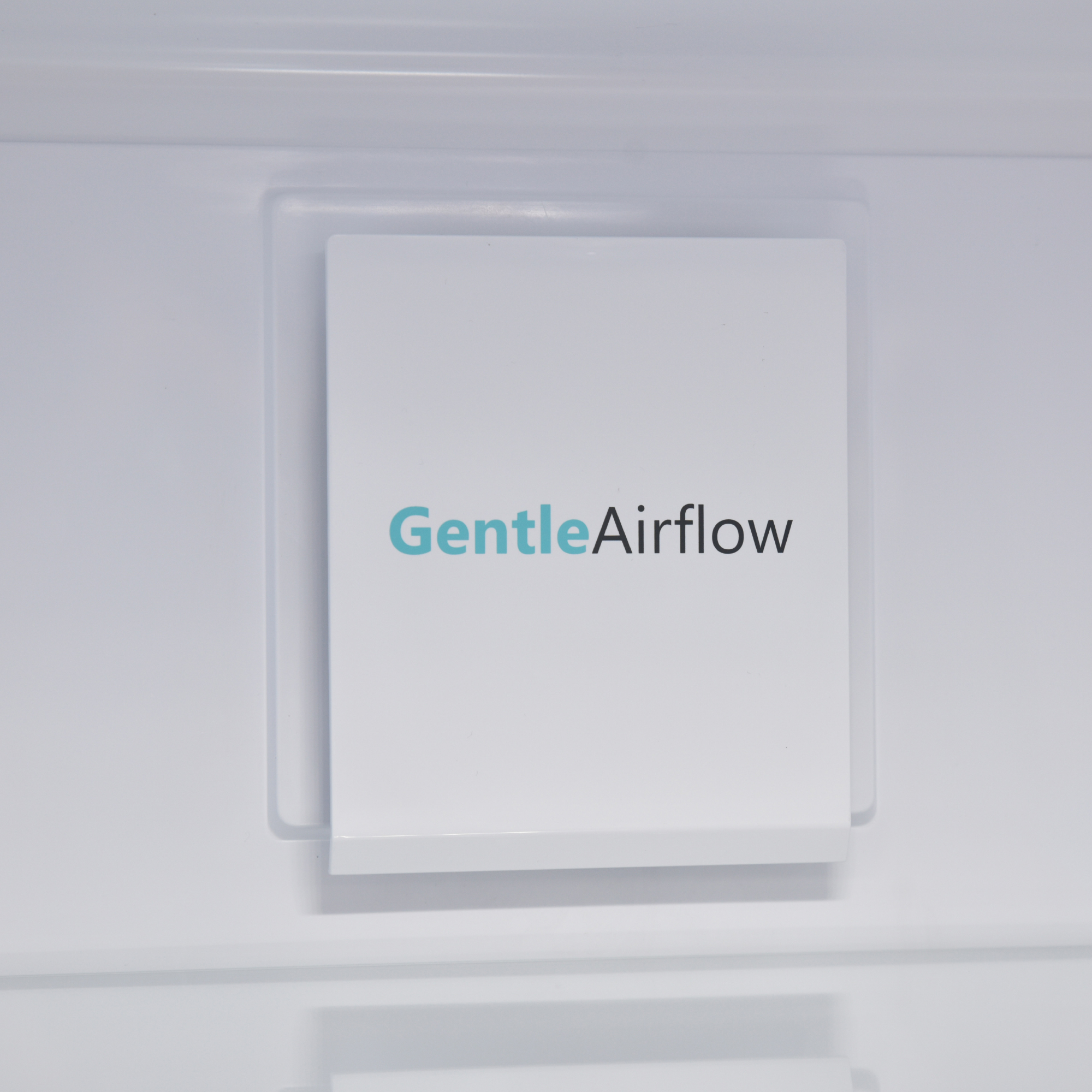 Ein weißes Rechteck mit dem Text 'GentleAirflow' in Blau und Schwarz.