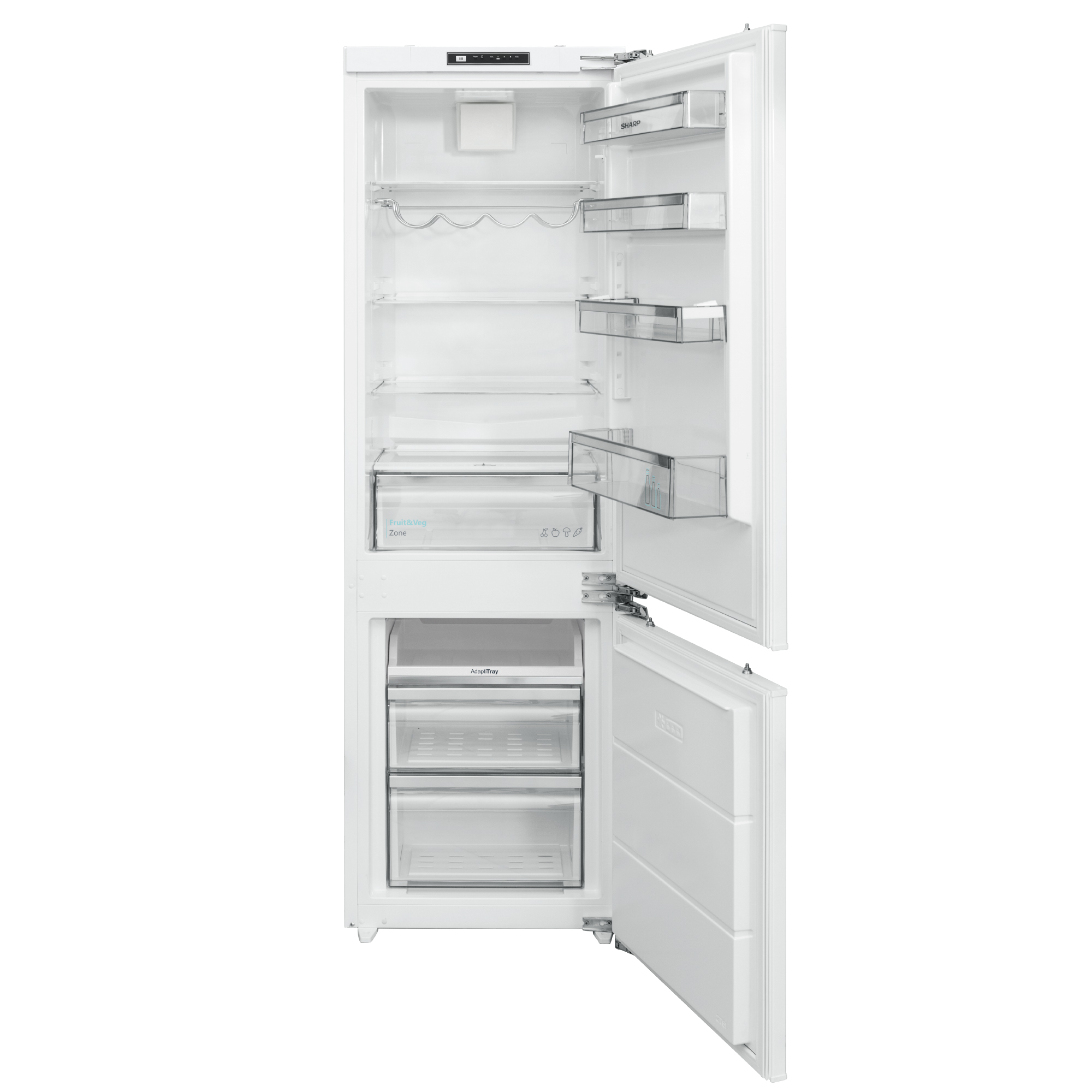 Ein weißer Kühlschrank mit offener Tür und Regalen, Schubladen und einem Flaschenhalter.
