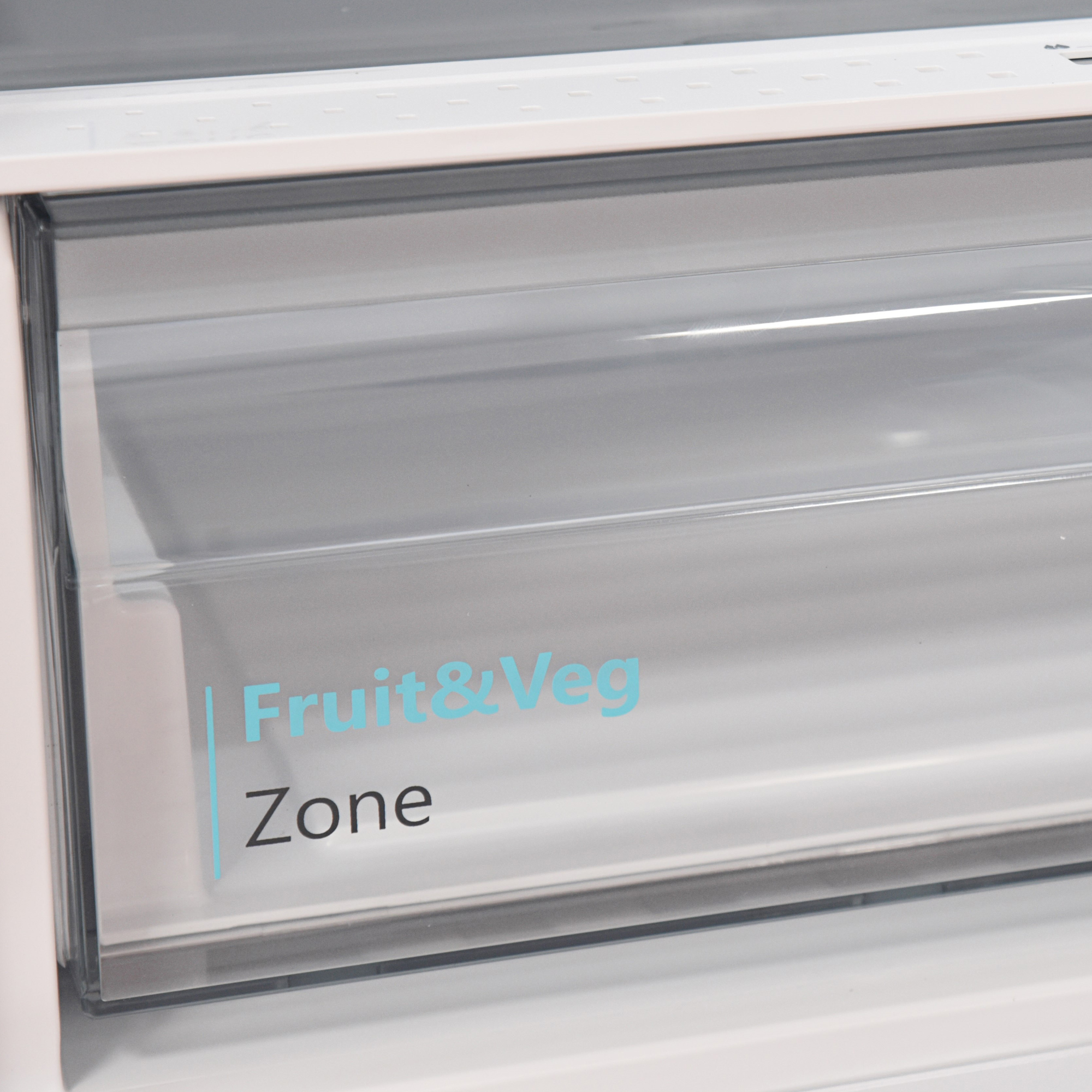 Ein transparenter Kühlschublade mit der Aufschrift "Fruit & Veg Zone".
