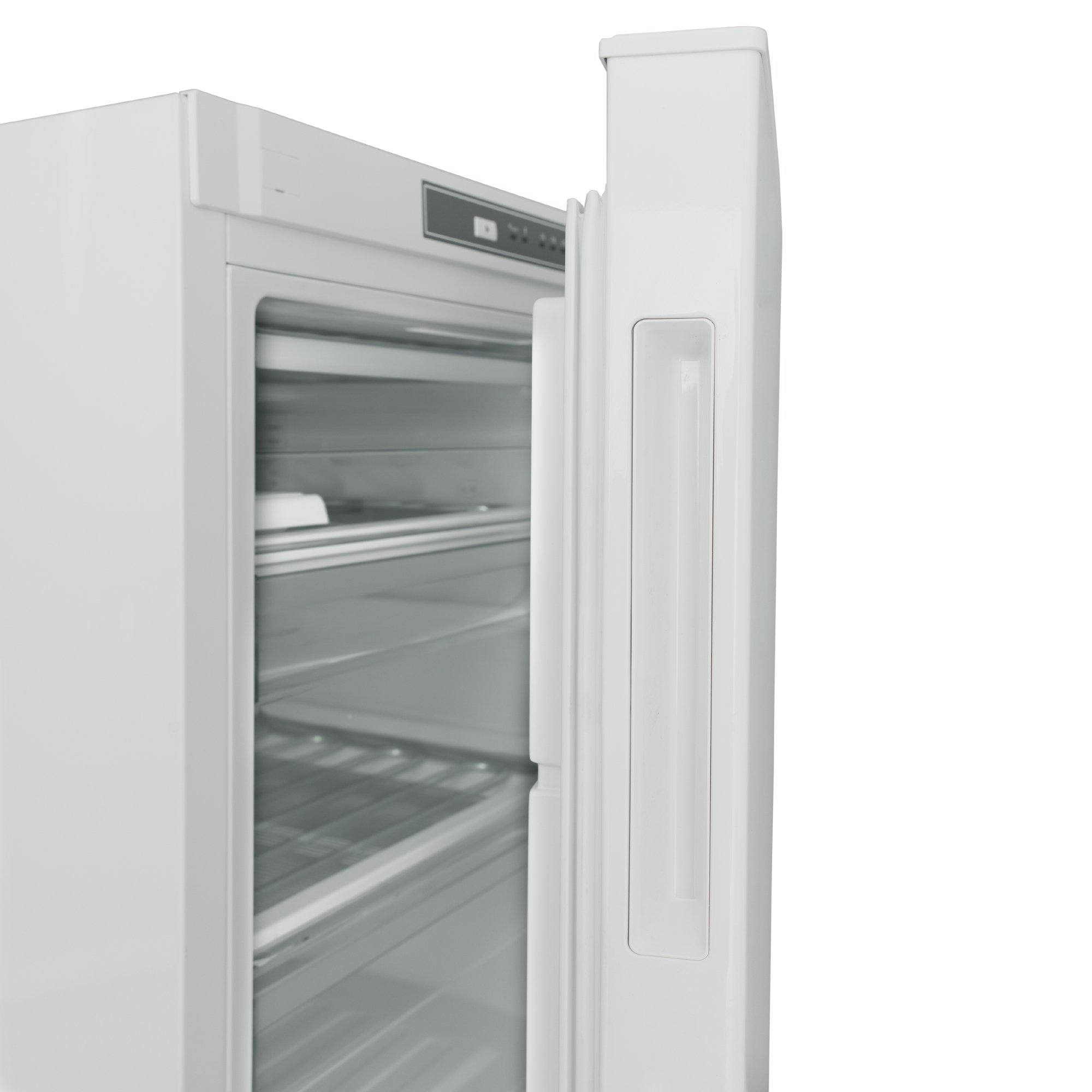 Ein weißer Kühlschrank mit offener Tür und Regalen im Inneren.