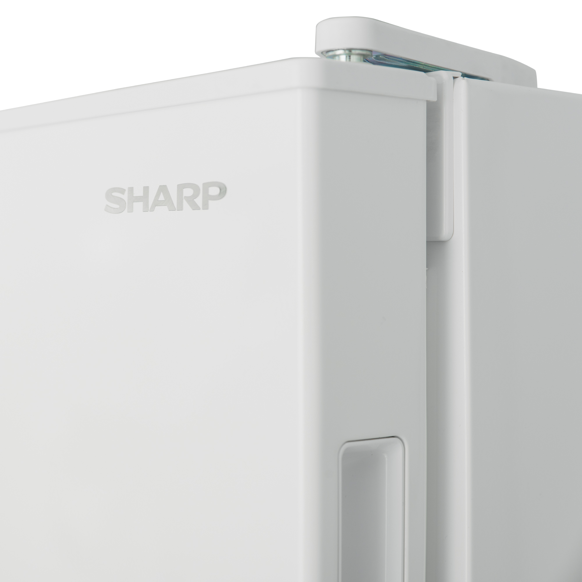 Nahaufnahme eines weißen Kühlschranks mit dem SHARP-Logo.