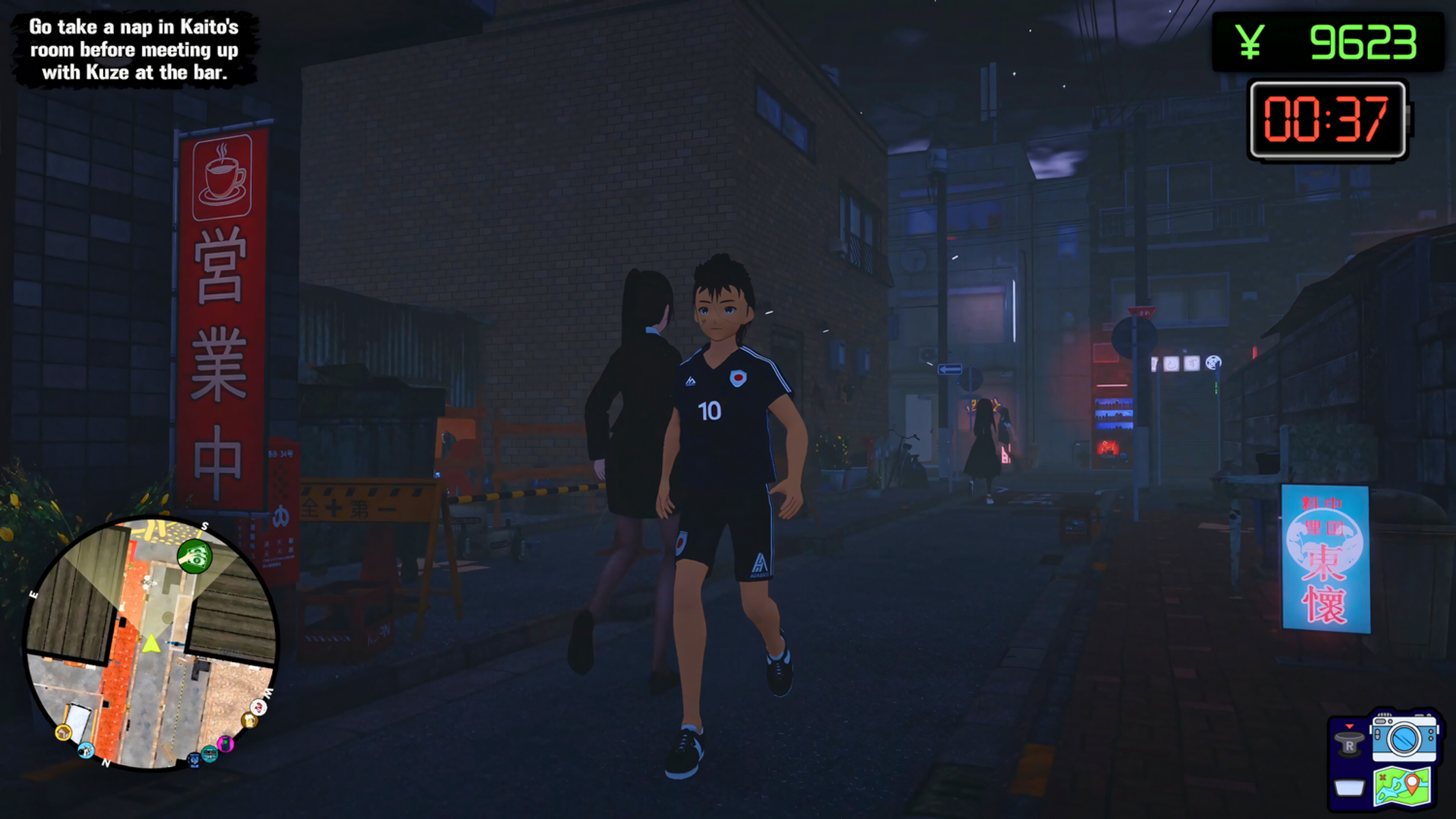 Un chico con ropa de fútbol y una chica en una calle de Japón por la noche.