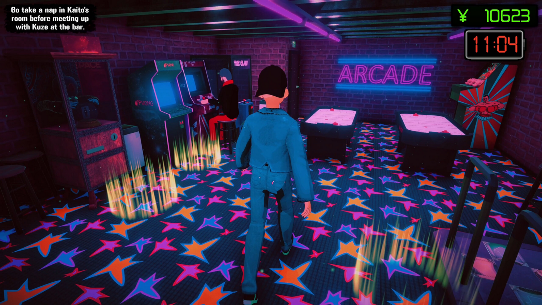 Un chico con traje azul camina en una sala de juegos con alfombra de estrellas.