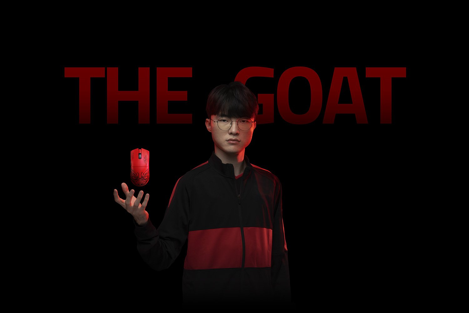 Mężczyzna w okularach trzyma czerwoną mysz komputerową unoszącą się nad dłonią.