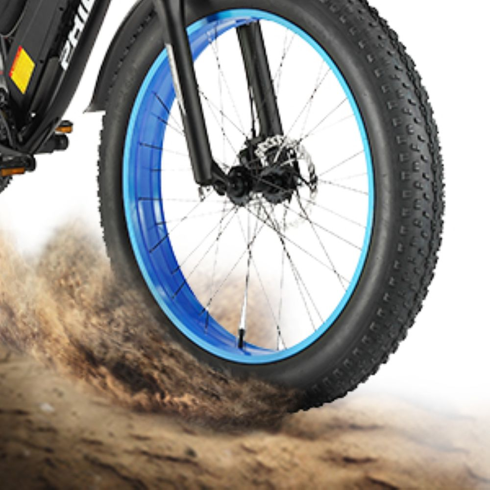 Una ruota di bicicletta nera con cerchio blu solleva sabbia.