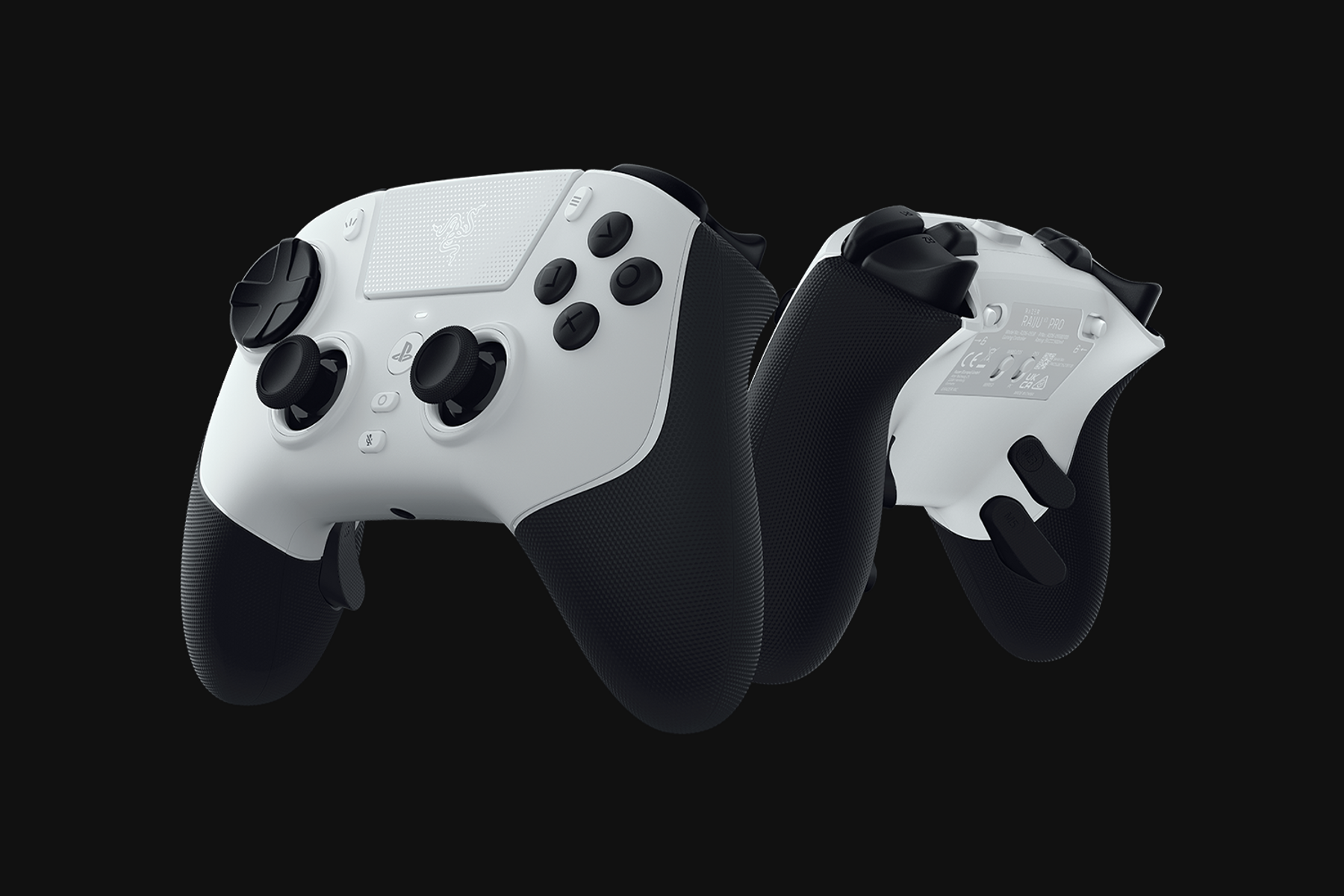 Zwei weiße und schwarze Gaming-Controller mit schwarzen Knöpfen und Griffen auf schwarzem Hintergrund.