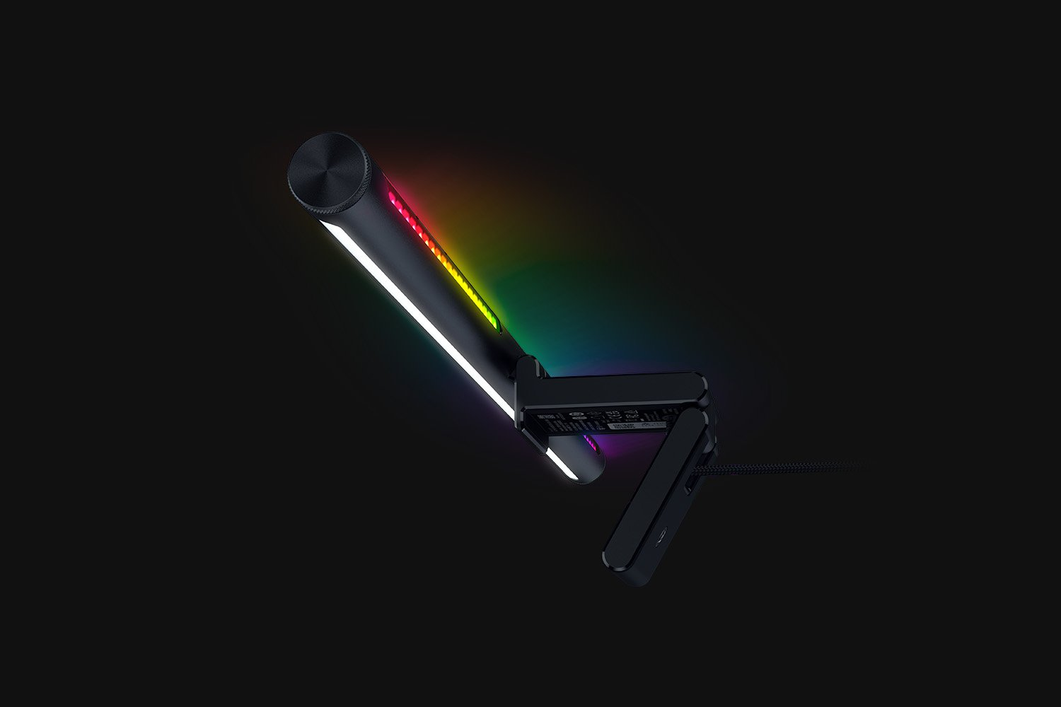 Siyah arka plan üzerinde RGB aydınlatmalı ve standlı siyah çubuk.