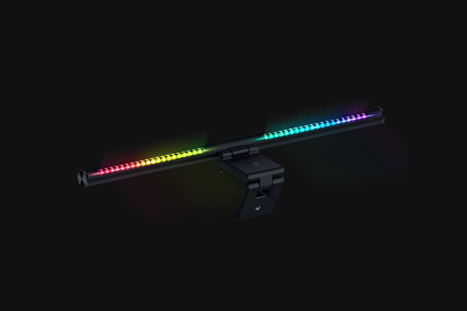Siyah bir klipse takılı, RGB aydınlatmalı siyah bir Razer ışık çubuğu.