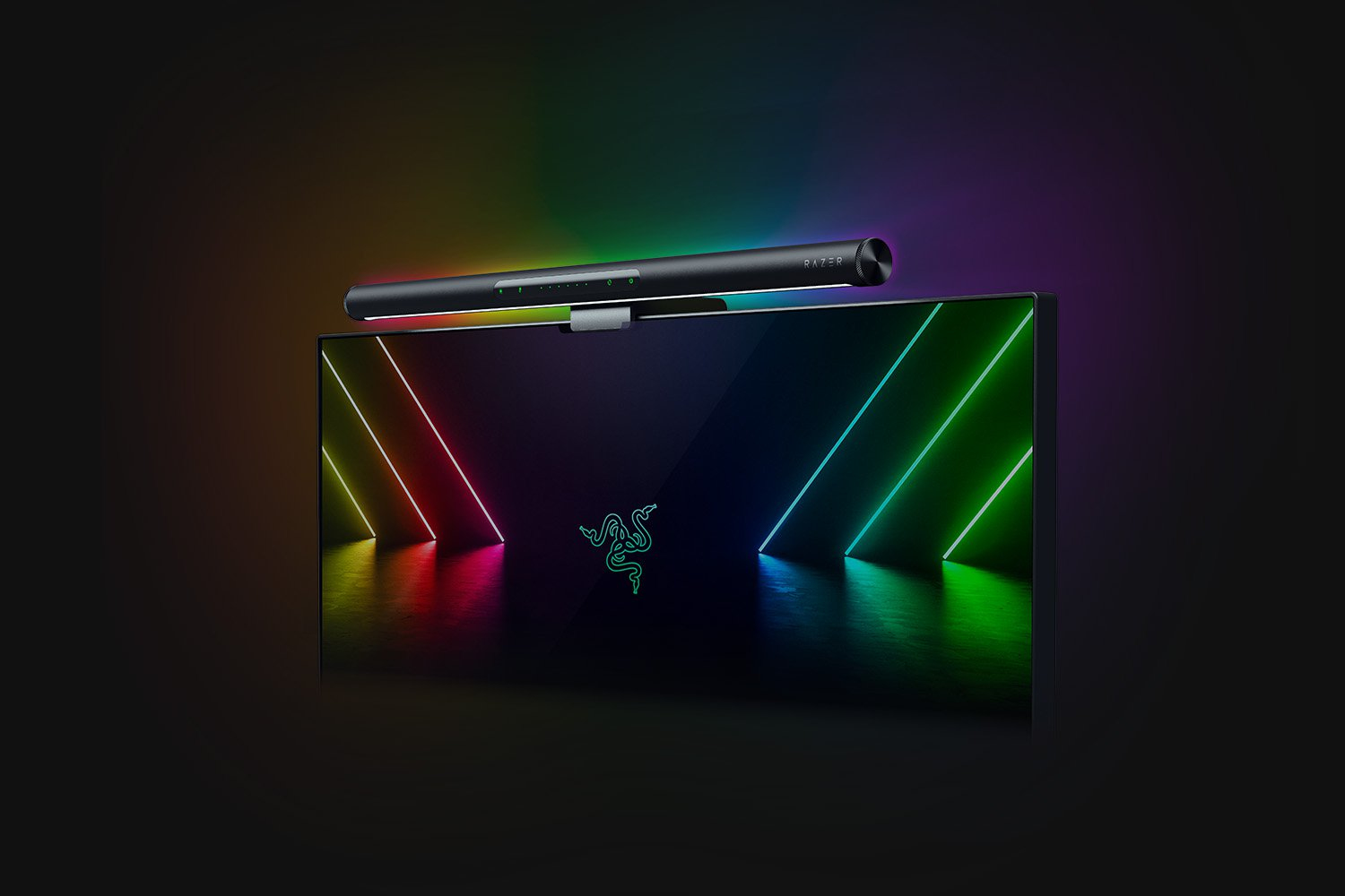 Ekran ve arka planda RGB aydınlatmalı Razer monitör ışık çubuğu.