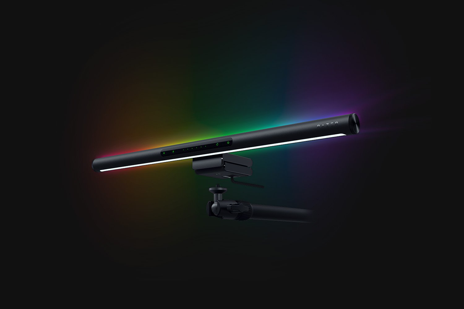 RGB aydınlatmalı siyah bir Razer monitör ışık çubuğu karanlık bir arka plan üzerinde parlıyor.