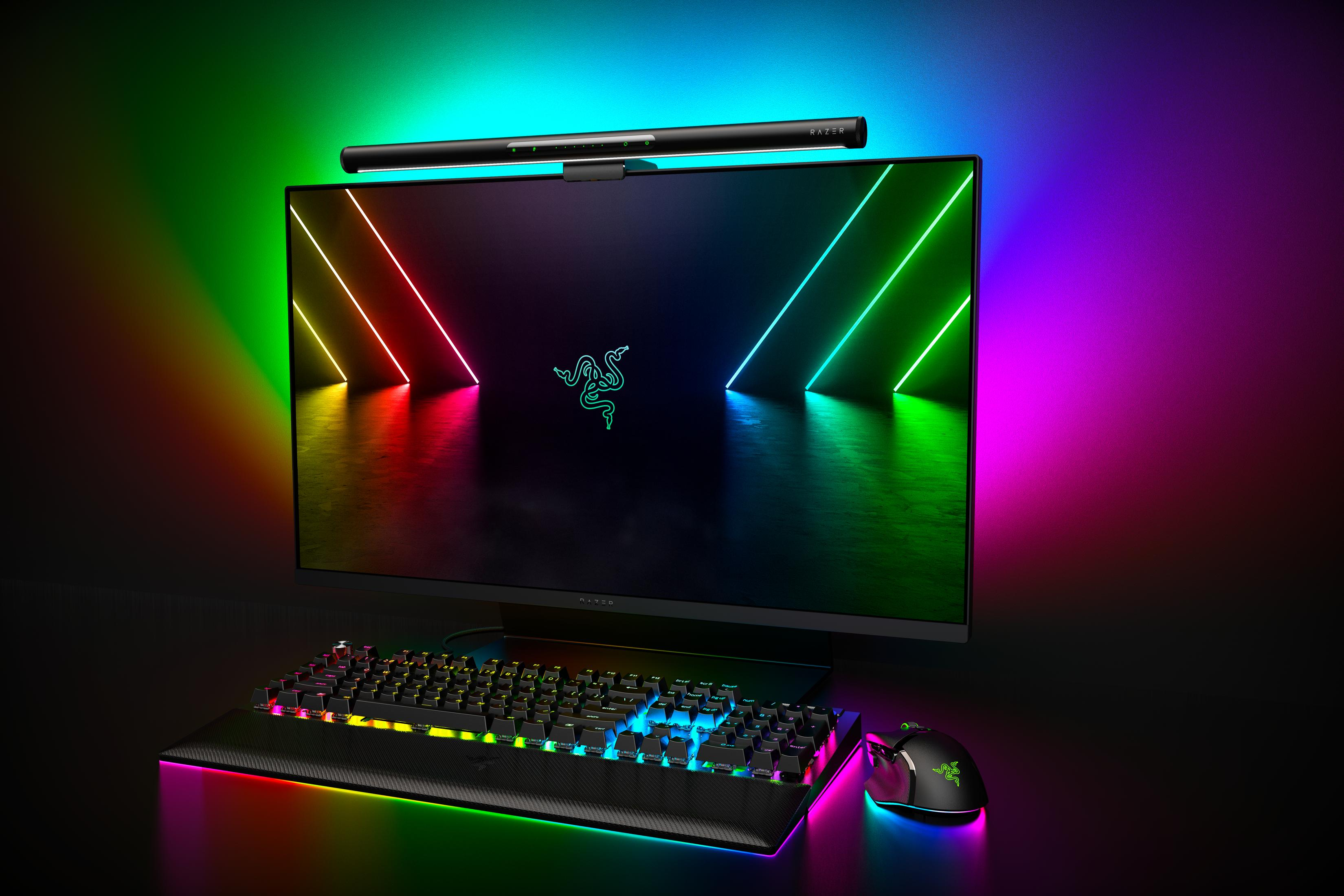 RGB aydınlatmalı bir oyun kurulumu: monitör, klavye ve fare.