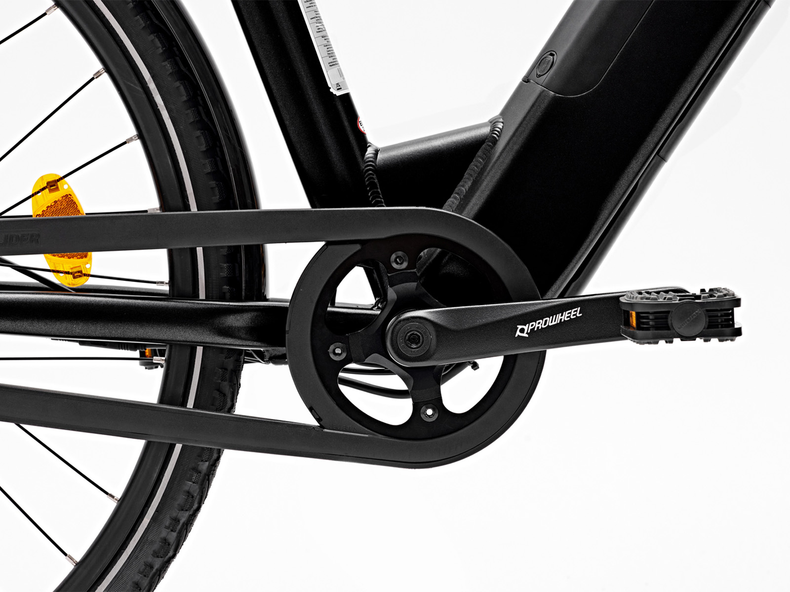 Nahaufnahme der schwarzen Fahrradkurbel, des Pedals und des Hinterrads.