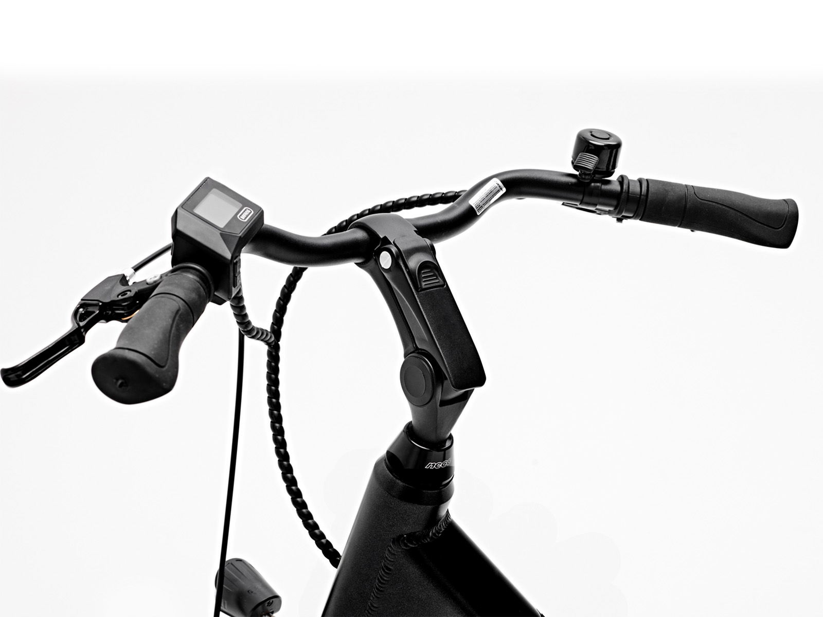 Nahaufnahme des Lenkers eines schwarzen E-Bikes mit Display, Griffen und Klingel.