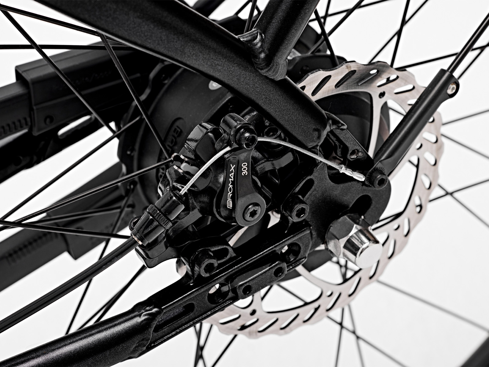 Nahaufnahme des Fahrradbremssystems mit Scheibenbremse und Nabe.
