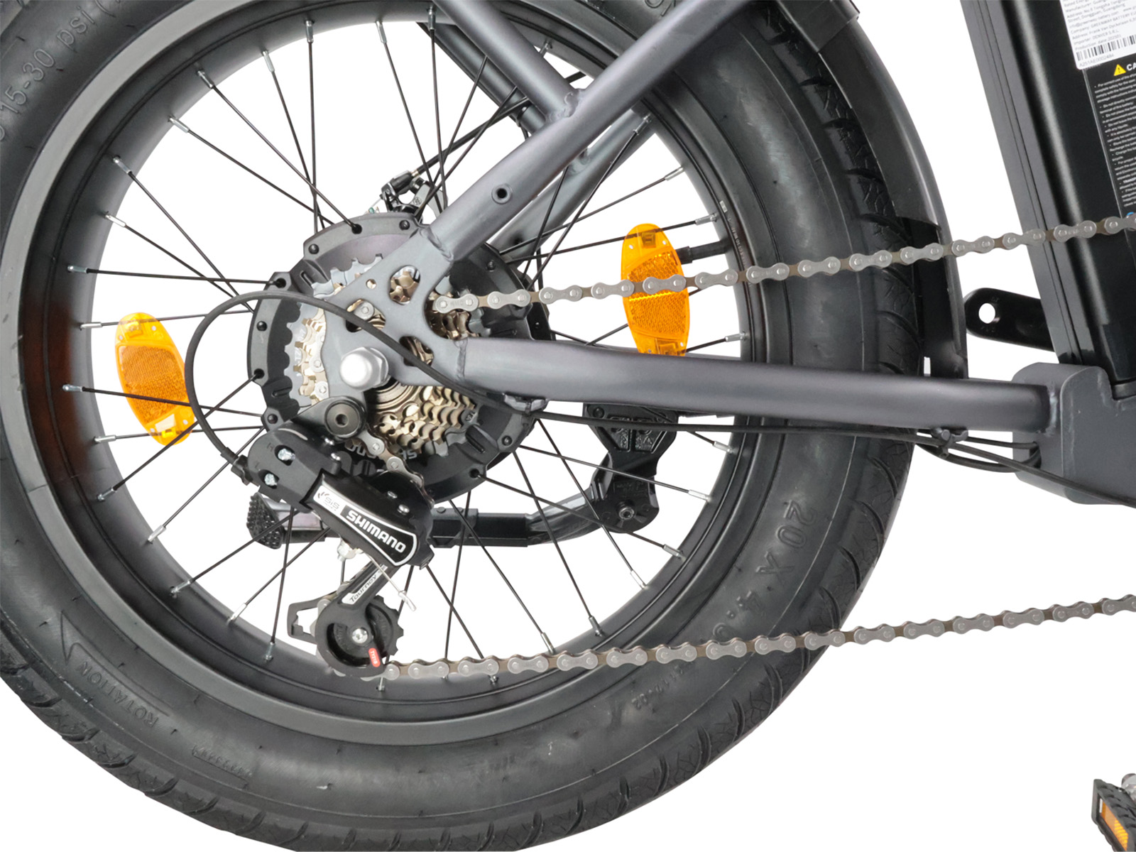 Close-up van het achterwiel van een fiets met ketting, cassette en derailleur.