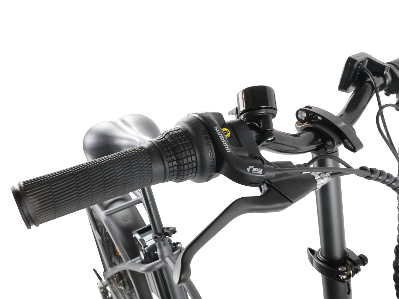 Close-up van een fietsstuur met handvat, bel en remhendel.