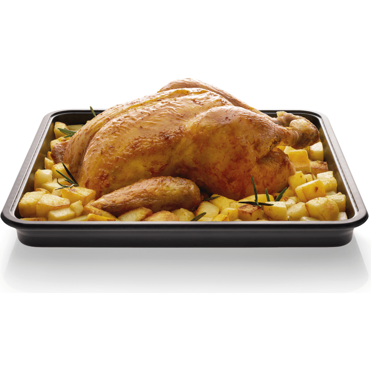 Ein goldbraunes Brathähnchen mit Rosmarin und Kartoffeln in einer schwarzen Auflaufform.