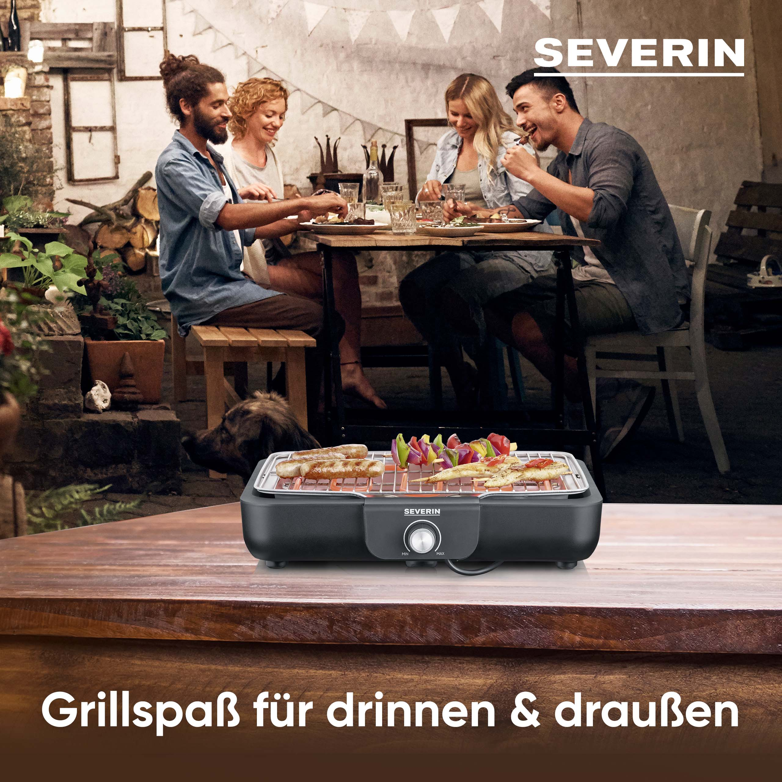 Vrienden grillen worstjes en spiesjes op een tafelgrill buiten.