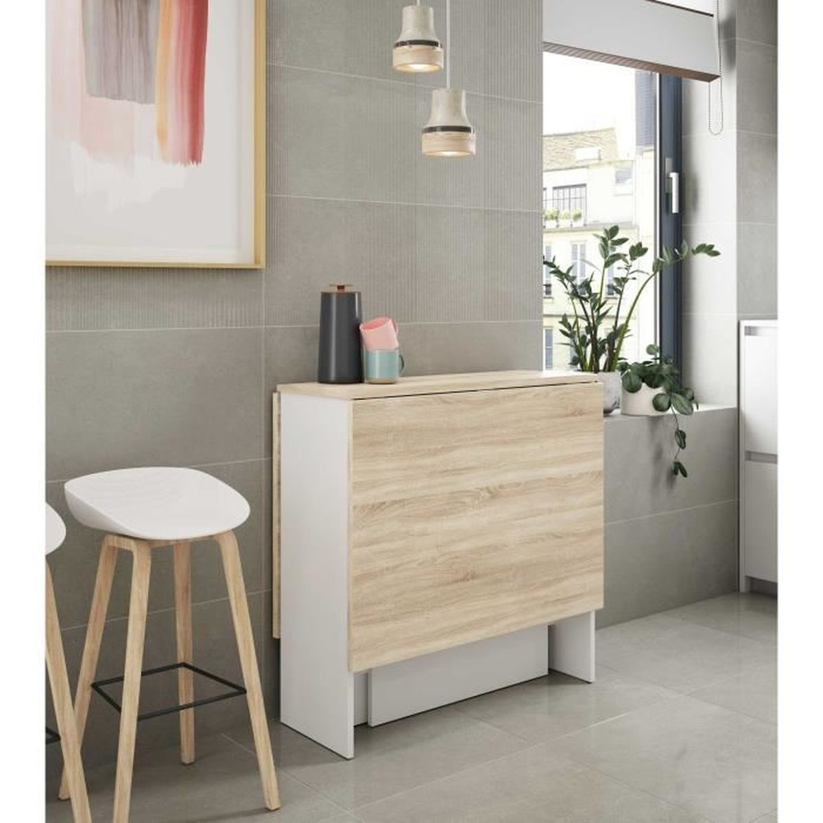 Una mesa de madera abatible con laterales blancos, dos taburetes y objetos decorativos.