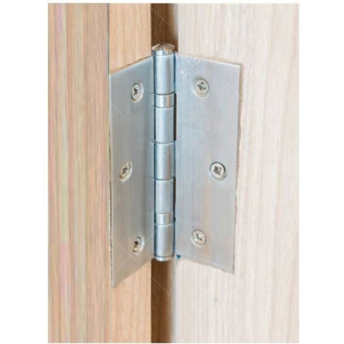 Una bisagra de puerta metálica plateada que une dos superficies de madera.