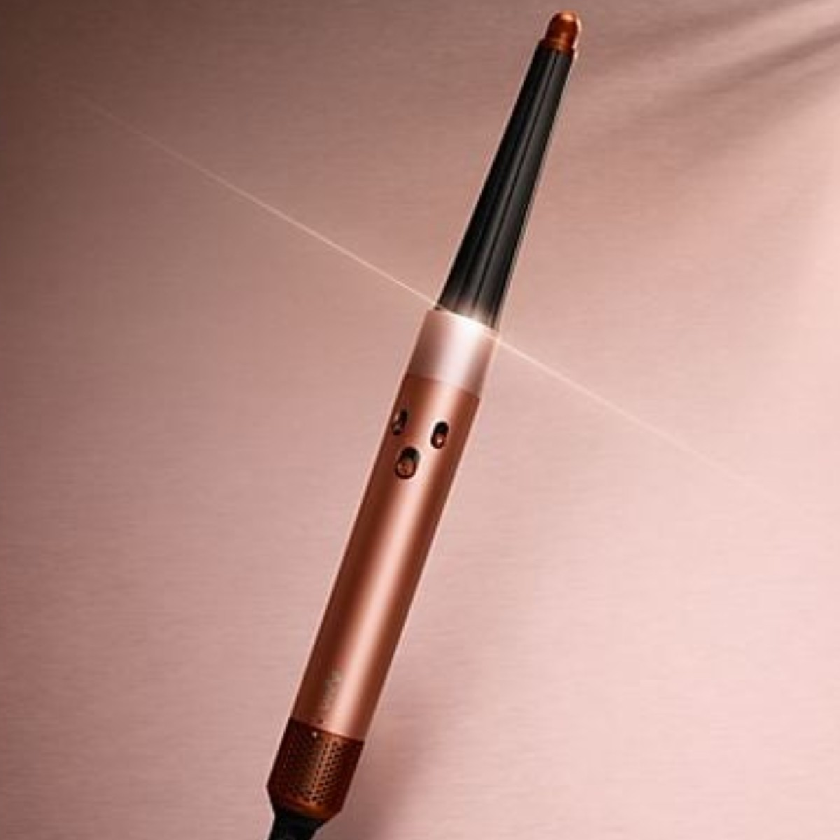 Ein roségoldener Lockenstab mit schwarzem Schaft und kupferfarbener Spitze.