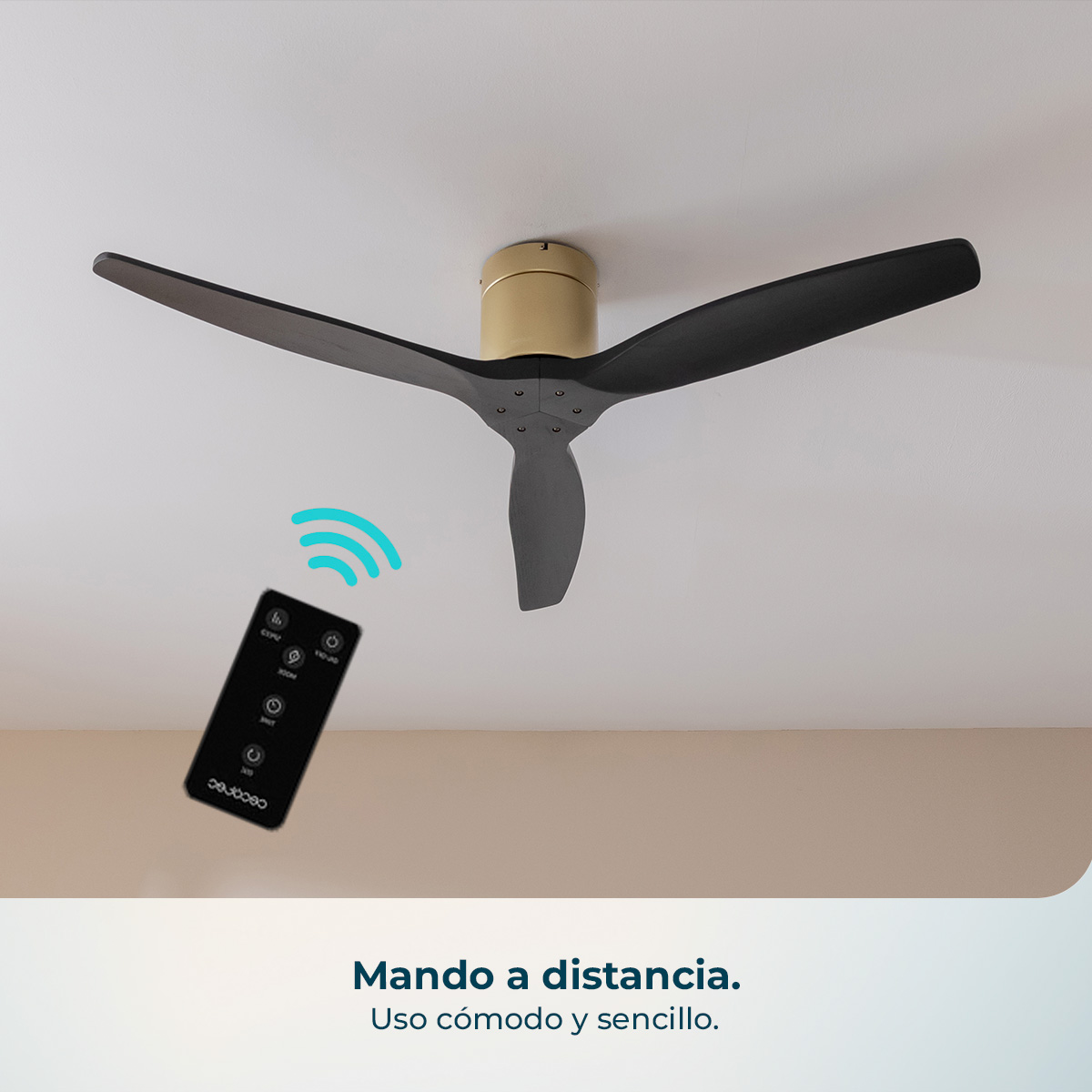 Un telecomando nero con onde blu che puntano verso un ventilatore da soffitto.