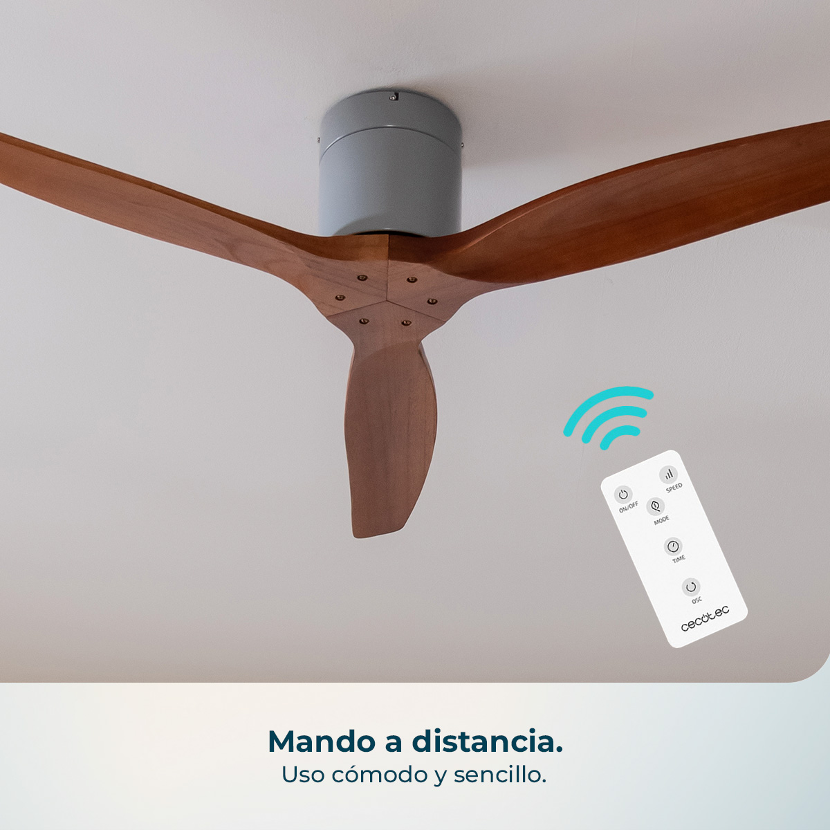 Ventilatore da soffitto con pale in legno e telecomando su sfondo bianco.