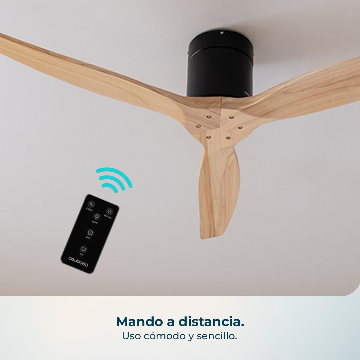 Un telecomando fluttua accanto a un ventilatore da soffitto con pale in legno.