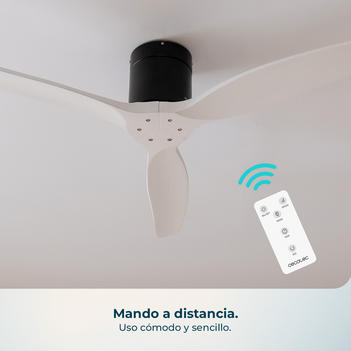 Un ventilatore da soffitto bianco con telecomando su sfondo bianco.