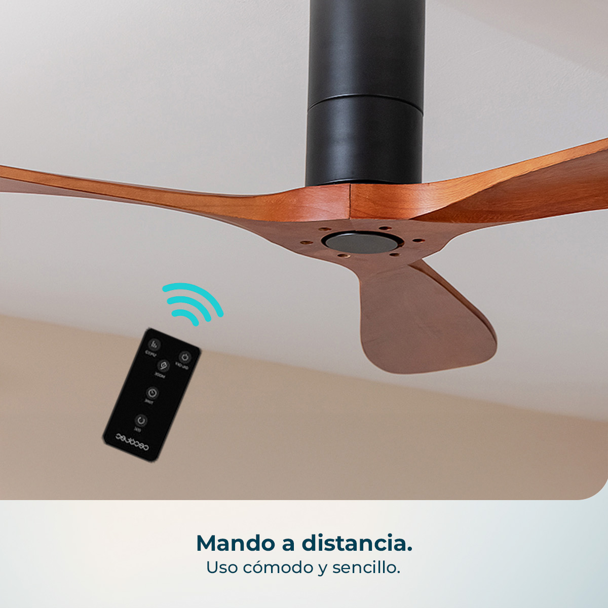 Un telecomando nero con onde blu fluttua sotto un ventilatore da soffitto.