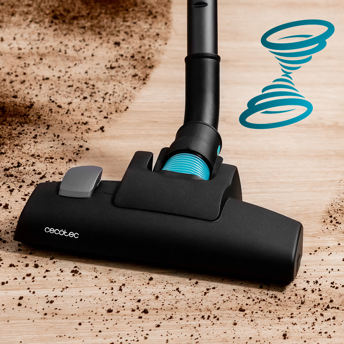 Czarna głowica odkurzacza czyści drewnianą podłogę z brudu.