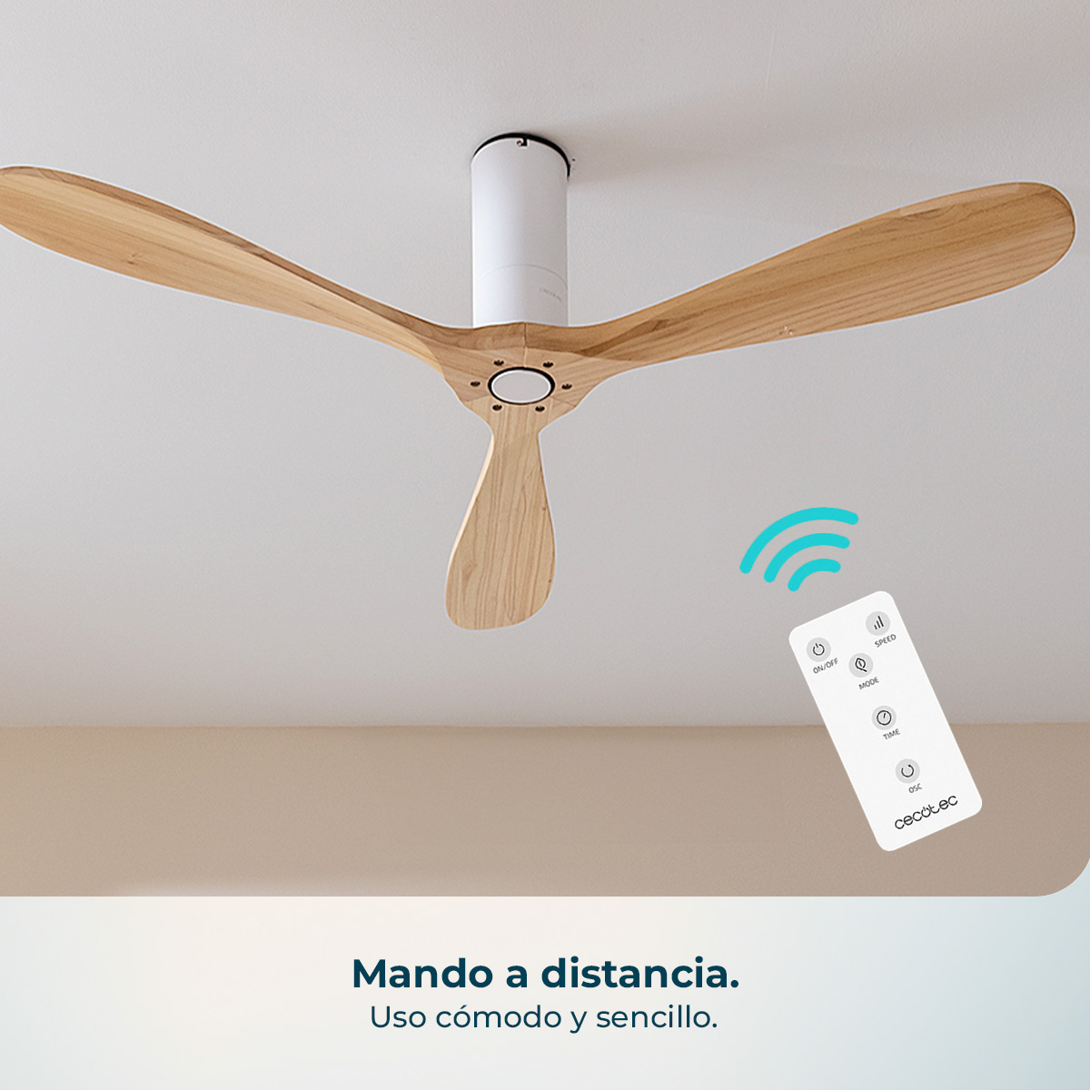 Un telecomando per ventilatore da soffitto bianco con pale in legno.