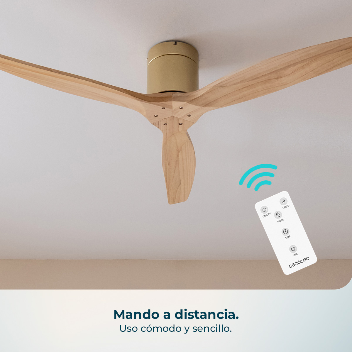 Un telecomando bianco con icone giace vicino a un ventilatore da soffitto in legno.