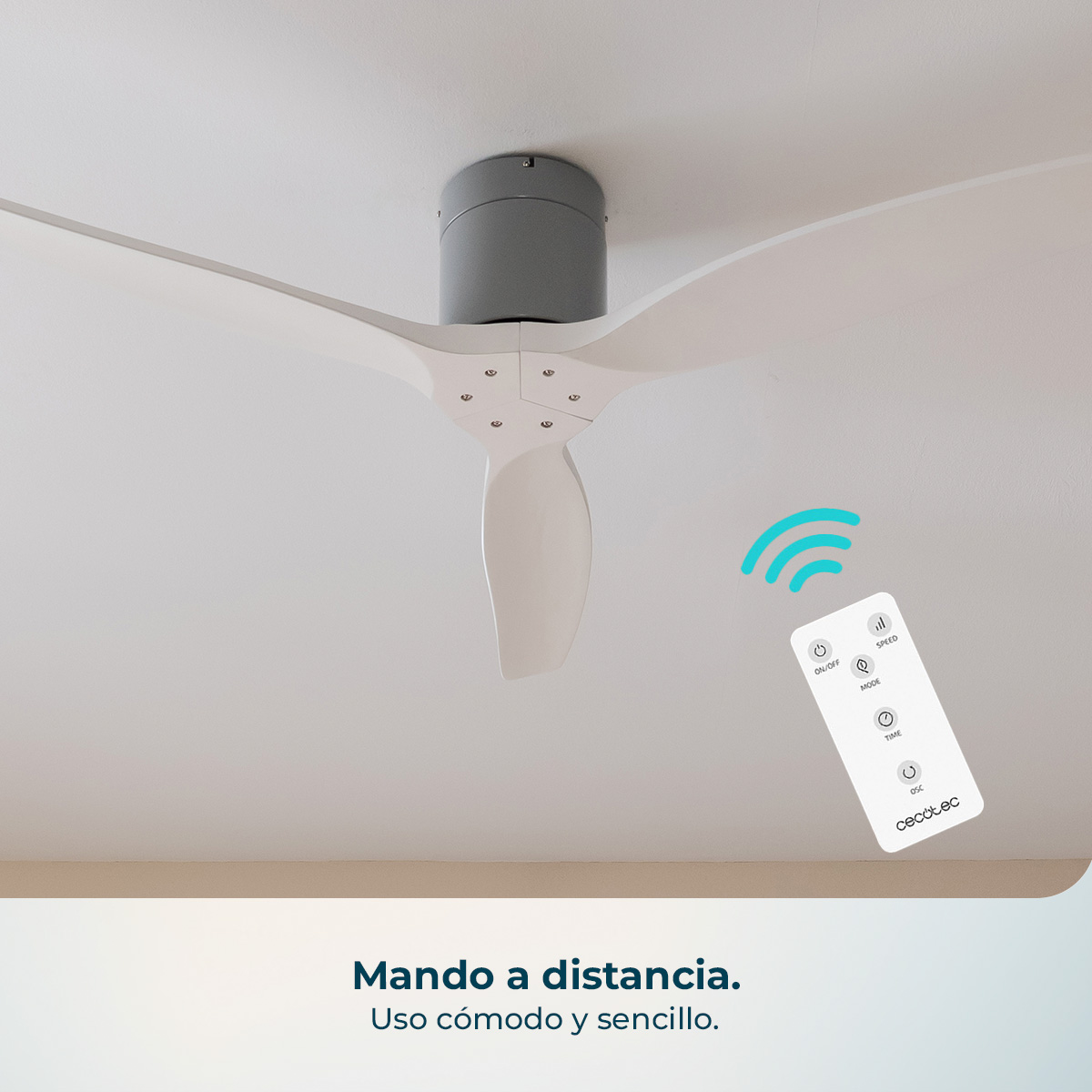 Un telecomando bianco per ventilatore a soffitto fluttua accanto al ventilatore.