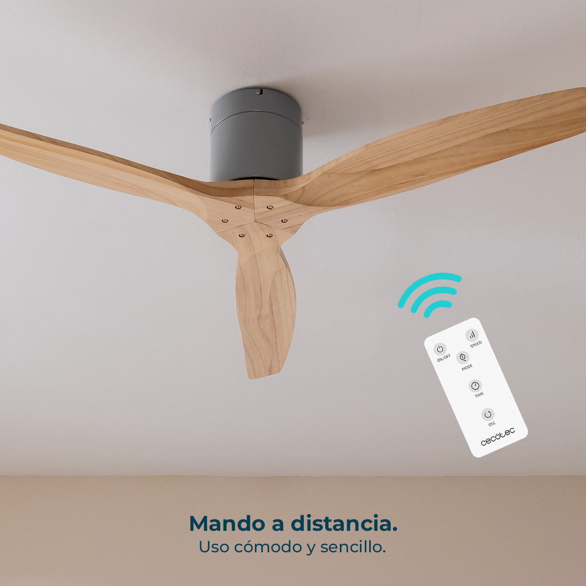 Un telecomando bianco con onde blu fluttua davanti a un ventilatore da soffitto con pale in legno.