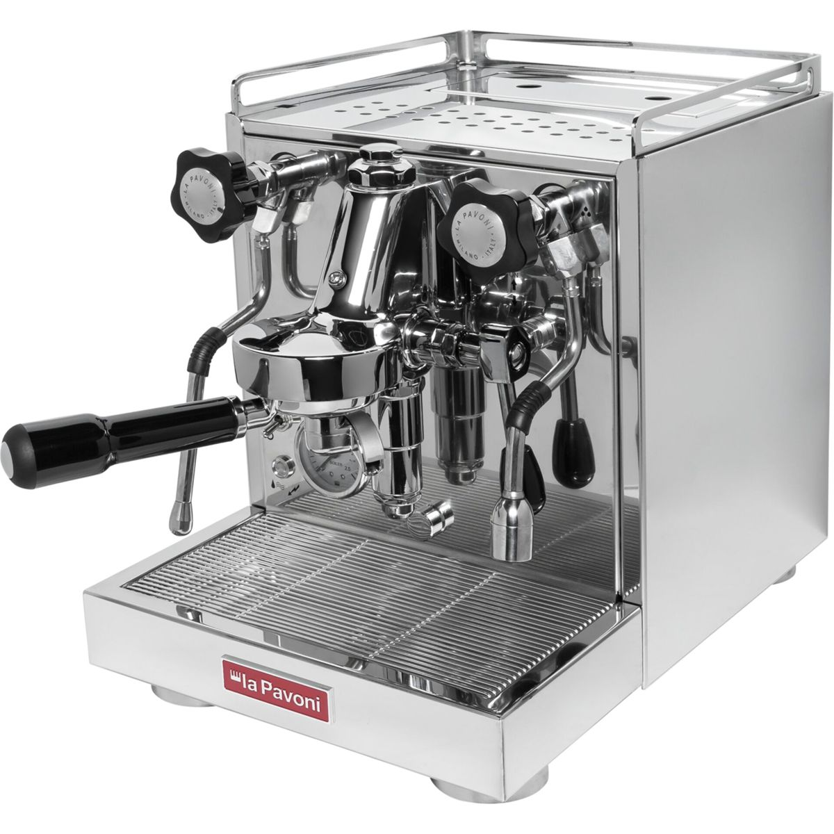 Błyszcząca chromowana maszyna do espresso z czarną rączką i gałkami.