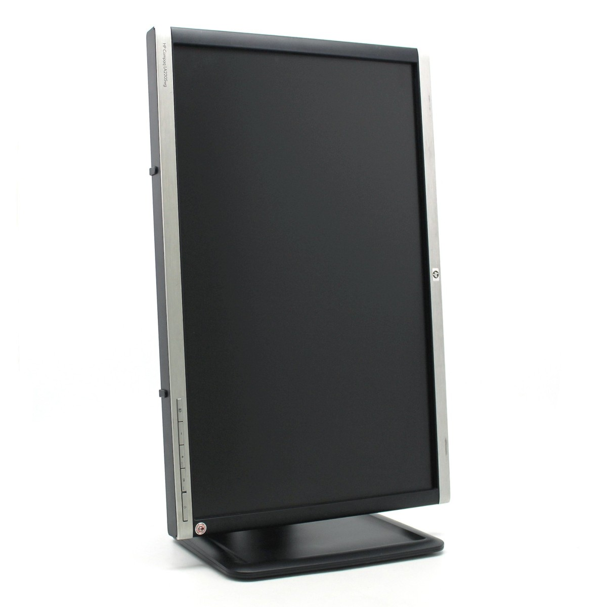 Un monitor HP nero con cornice argentata sta su una base nera.