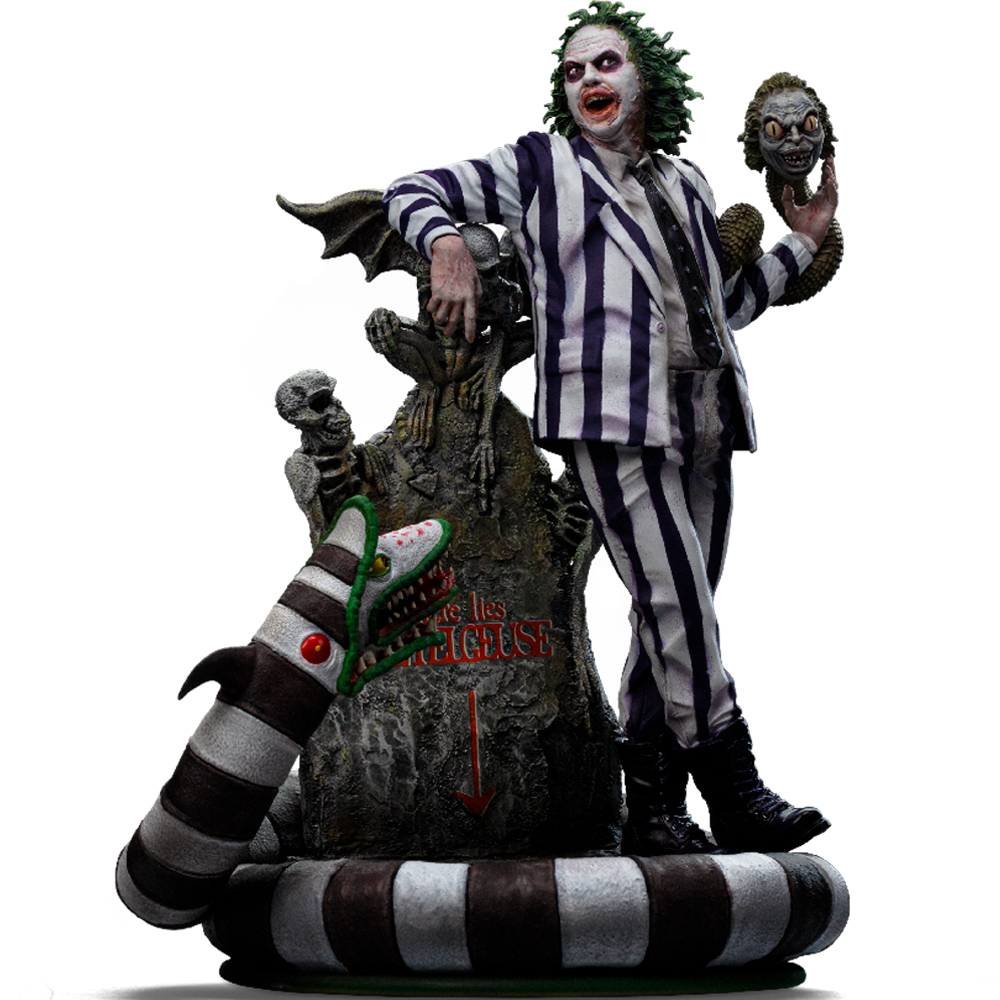 Beetlejuice in abito a righe sta vicino a una lapide con dettagli di serpente e scheletro.
