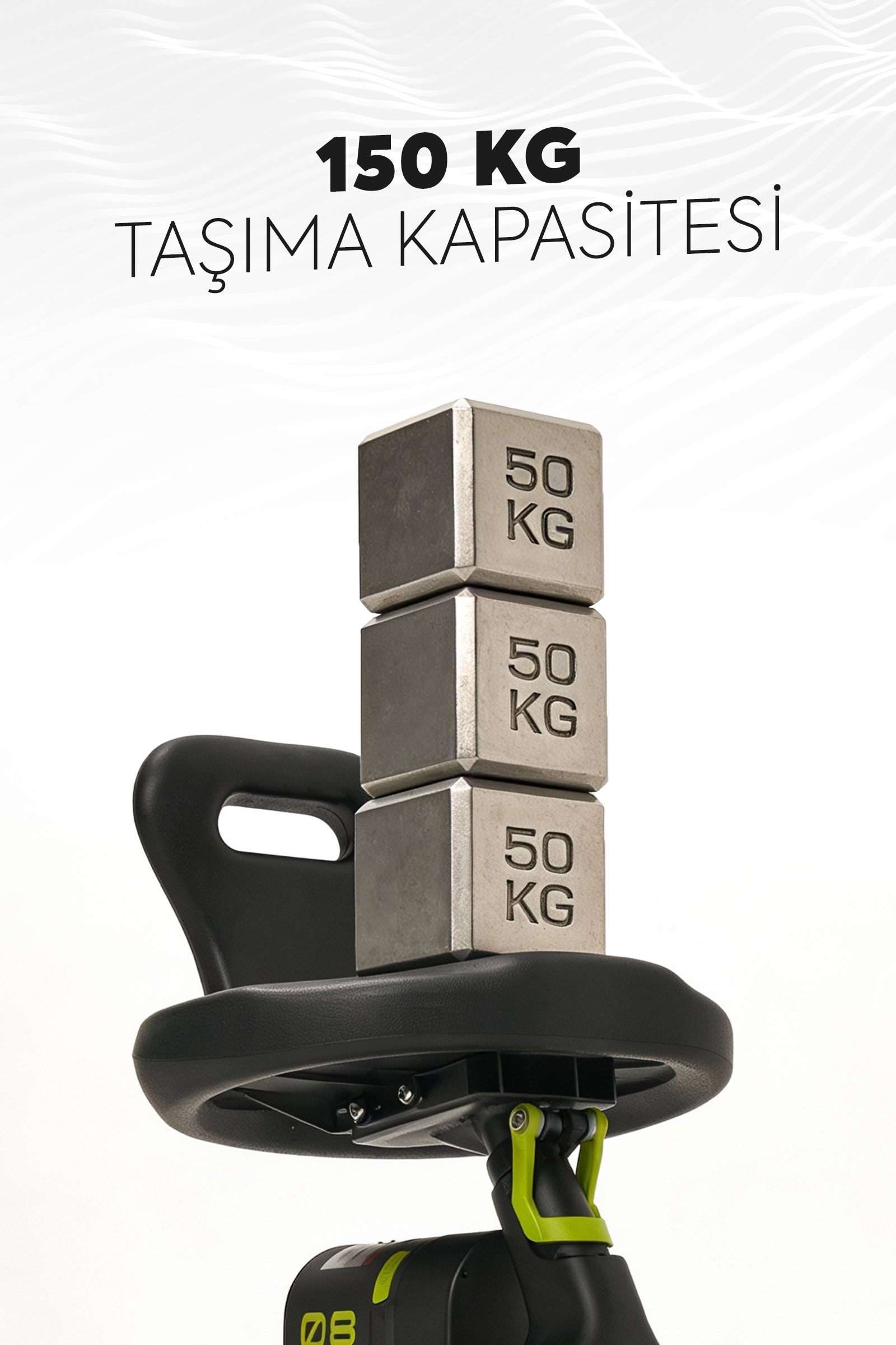 Yeşil detaylara sahip siyah bir fitness makinesinde istiflenmiş üç adet 50 kg ağırlık.
