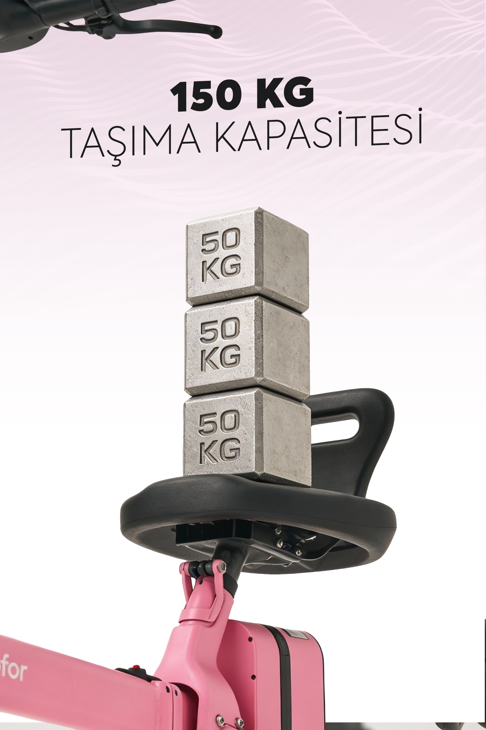 Siyah bir koltuğun üzerine istiflenmiş üç adet 50 kg'lık ağırlık. Pembe bir scooter şasisi görünüyor.