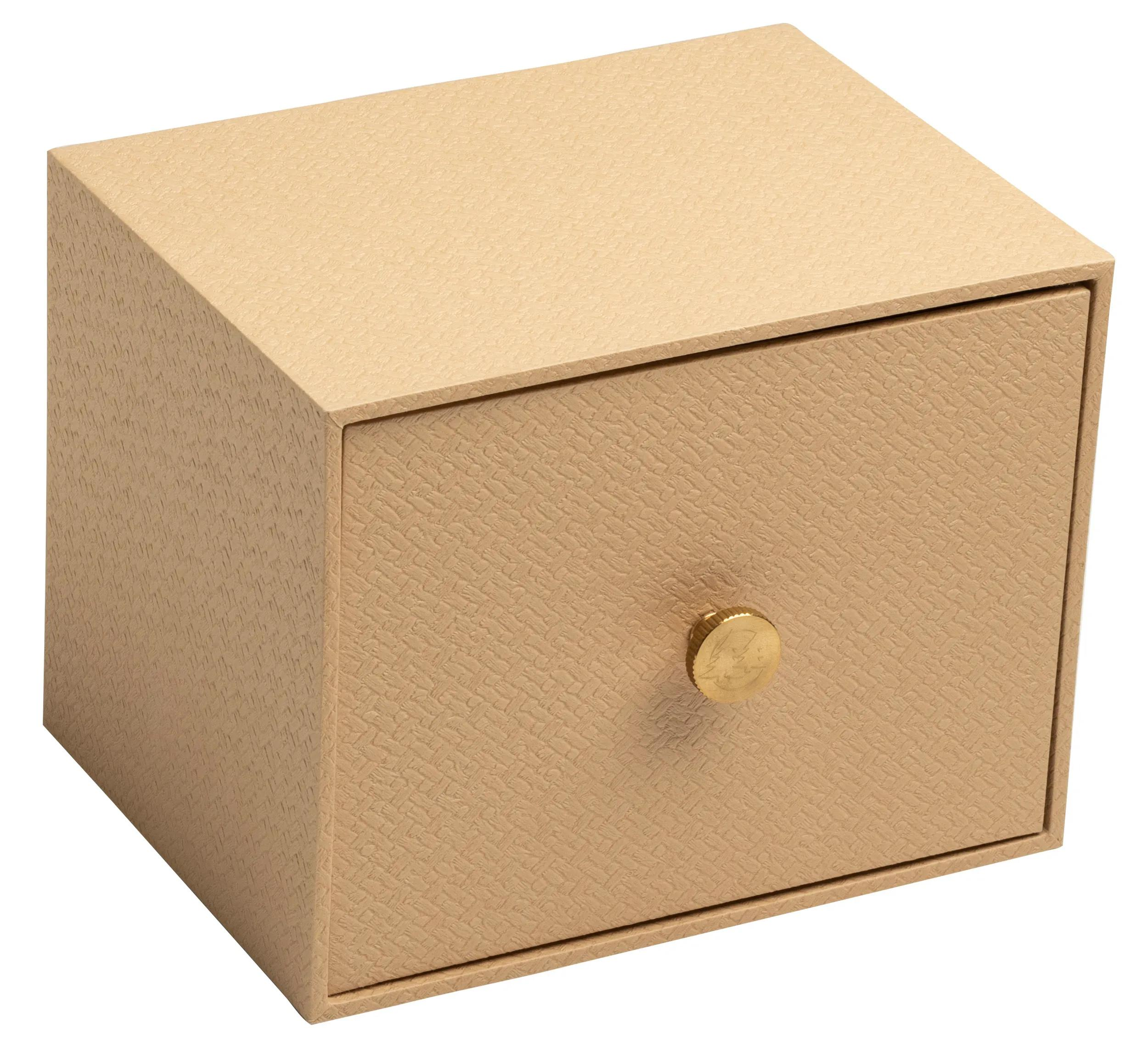 Una caja beige pequeña con un cajón y un pomo dorado.