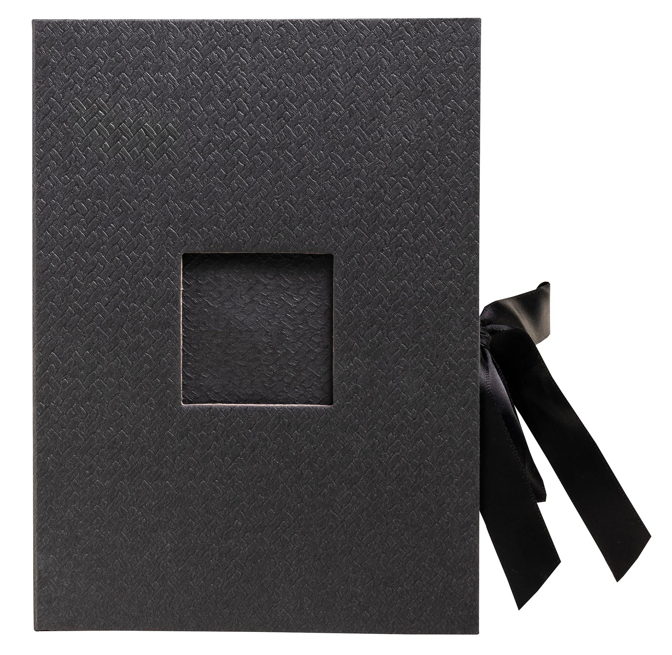 Libro negro con recorte cuadrado y lazo negro.