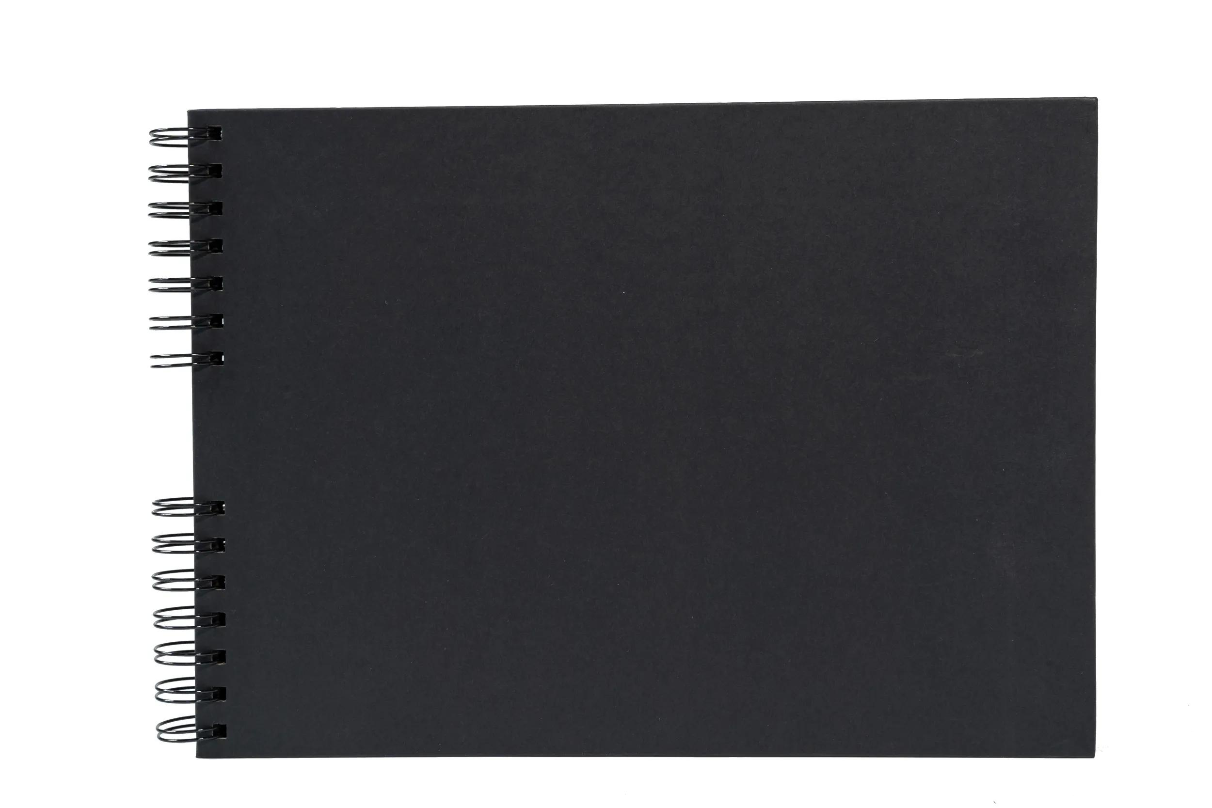Un cuaderno negro de espiral sobre fondo blanco.
