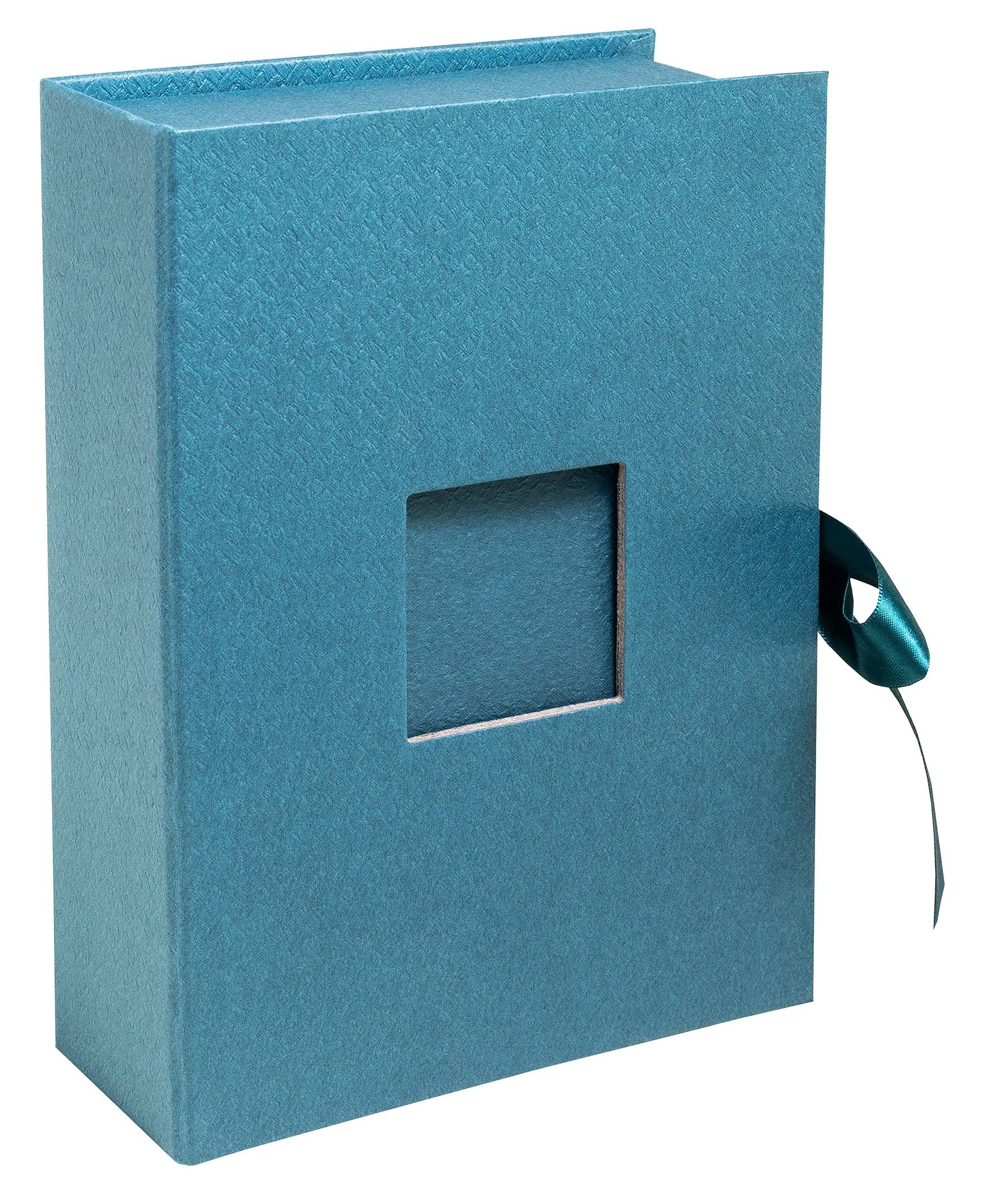 Una cubierta de libro azul con un recorte cuadrado y una cinta verde.