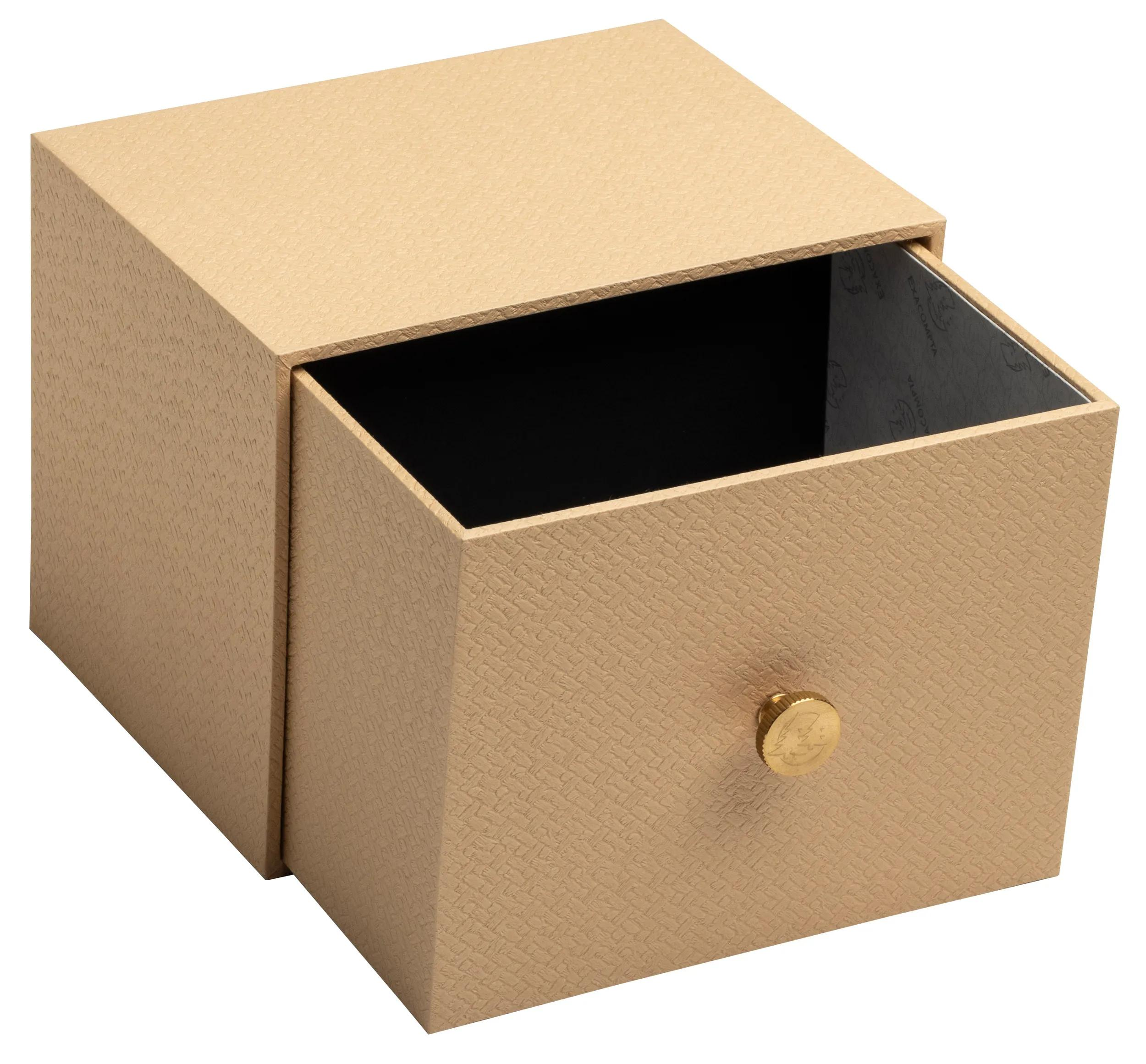 Cajón beige con pomo dorado, parcialmente abierto.