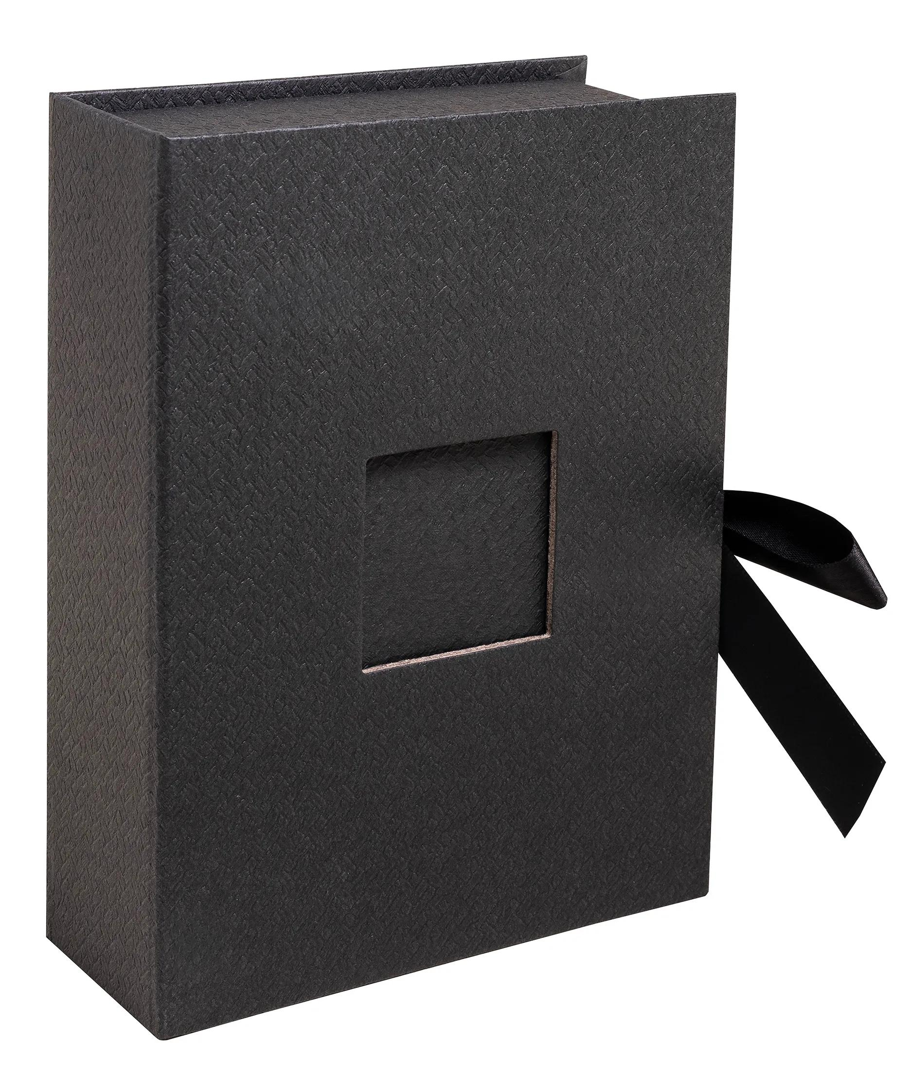 Caja de regalo negra estilo libro con recorte cuadrado y cinta negra.