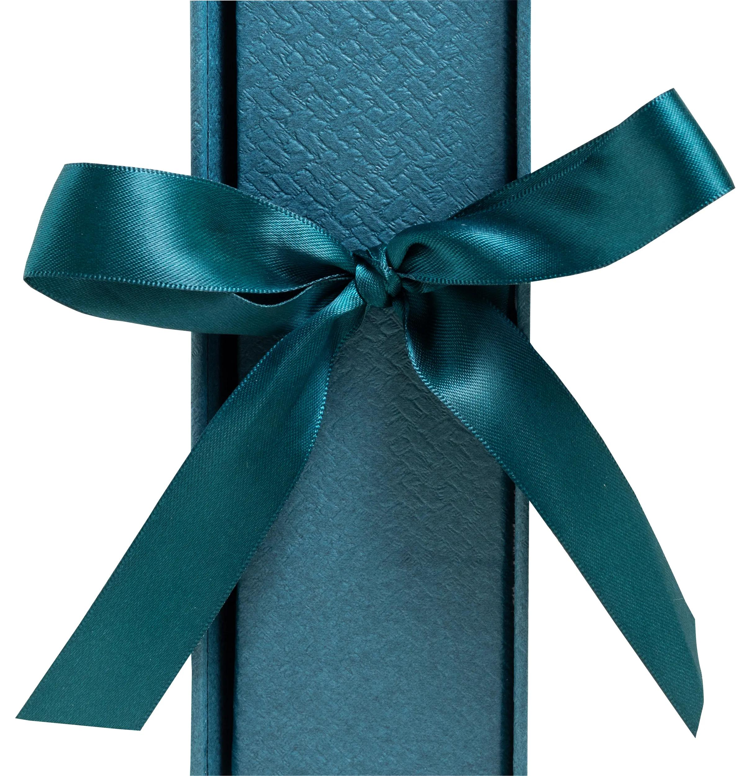 Caja de regalo verde azulado con lazo.