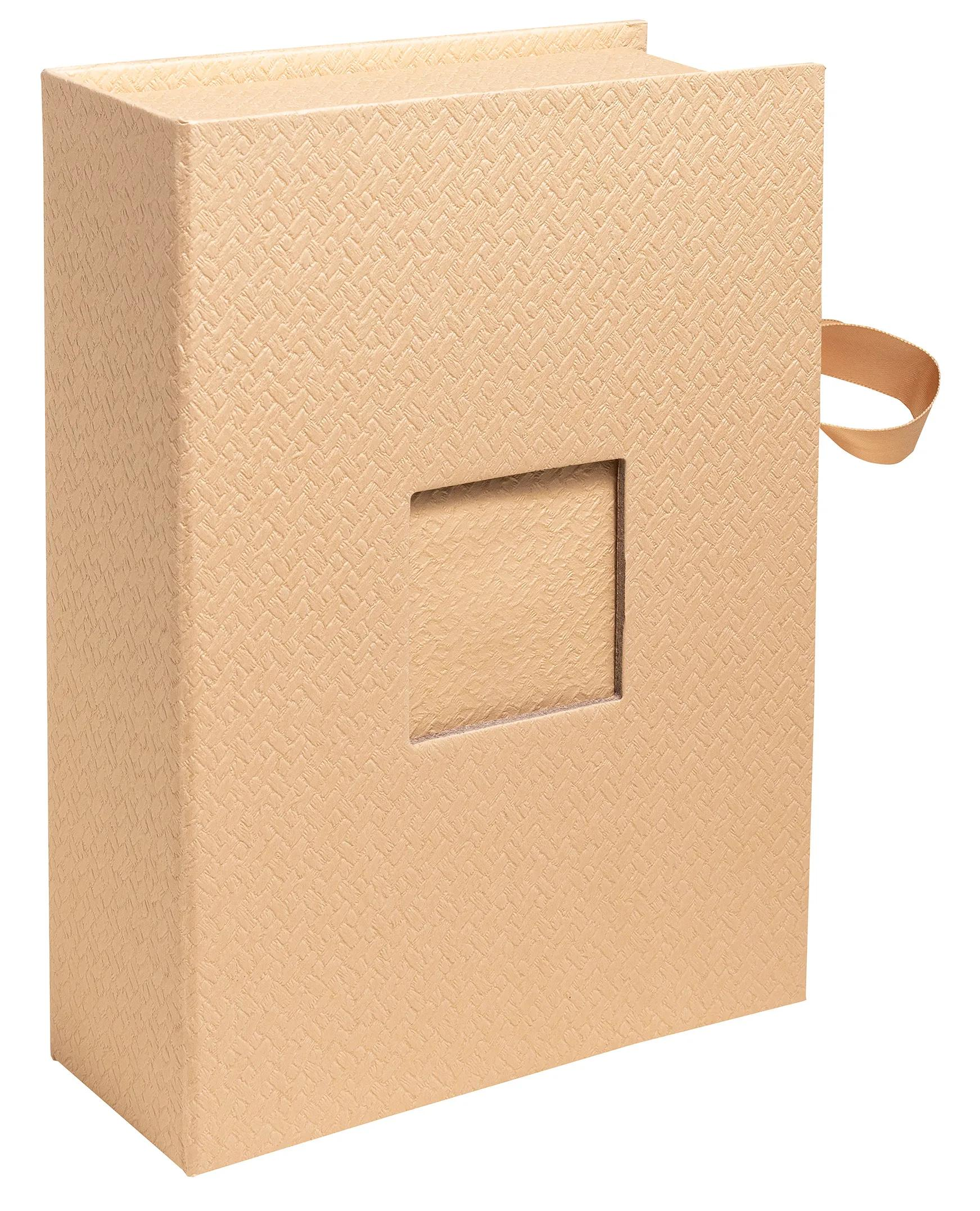 Caja beige texturizada con ventana y detalle de cinta.